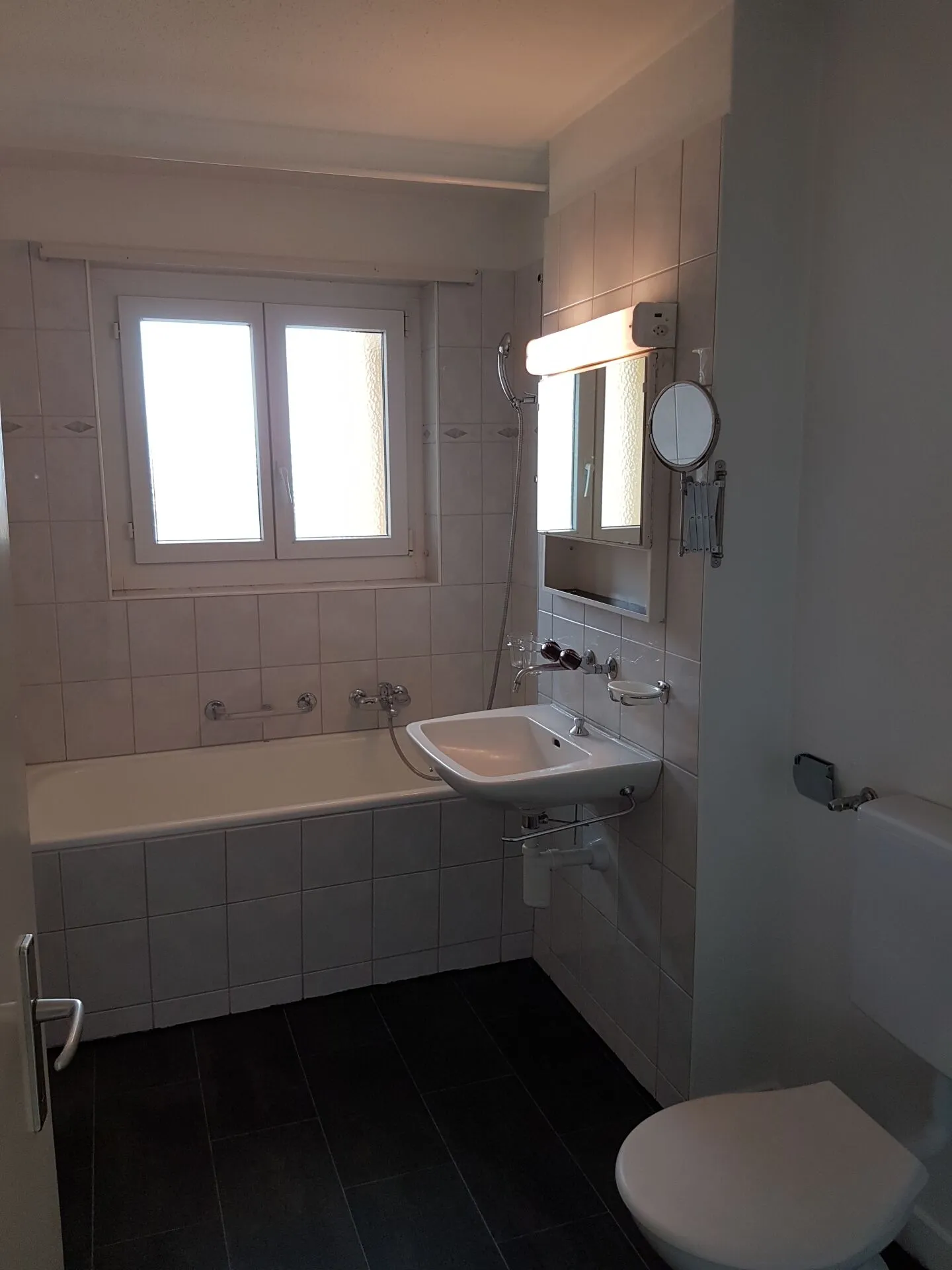 Appartement familial lumineux avec balcon et vue sur la verdure - Photo 3 sur 8