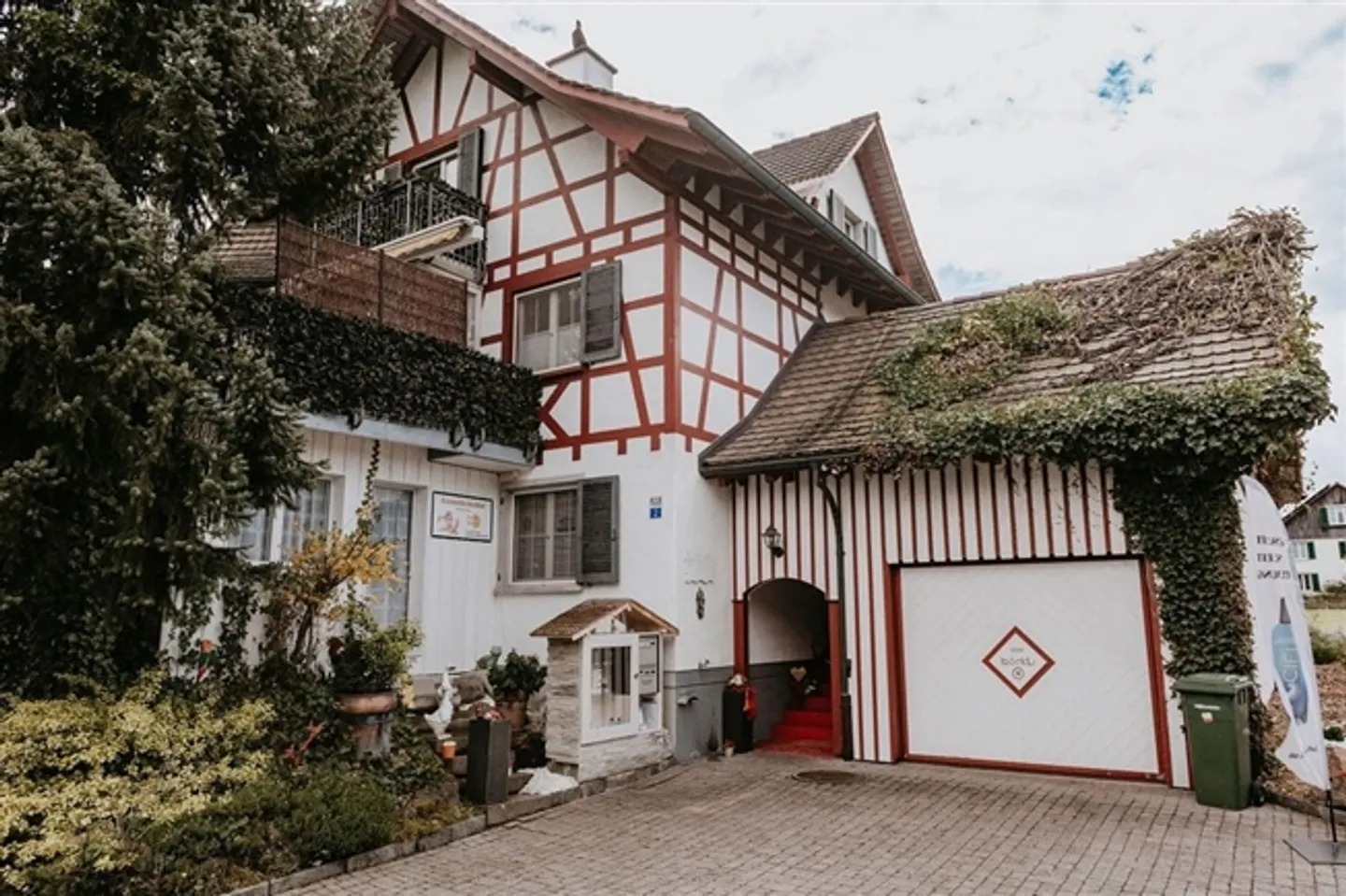 Affascinante casa unifamiliare di 9 stanze con piscina a Schönenbaumgarten - Foto 1 di 13