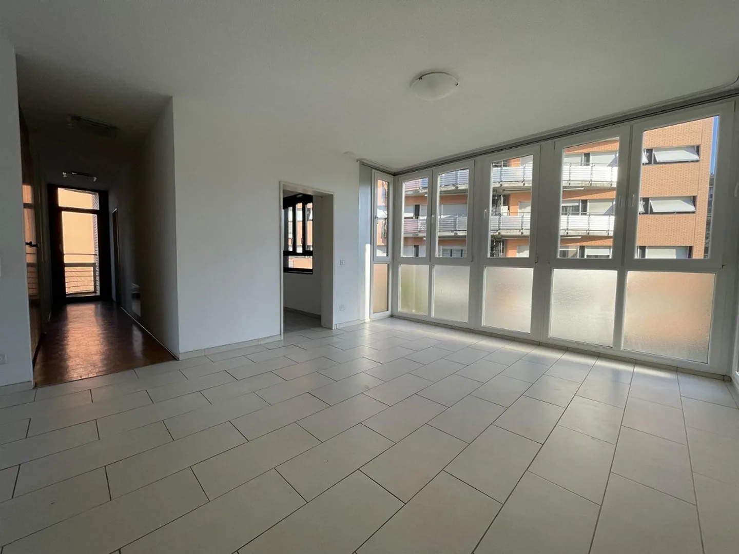 HELLER 3.5-ZIMMER-APARTMENT VON 90 MQ IN BALERNA - Foto 4 von 9