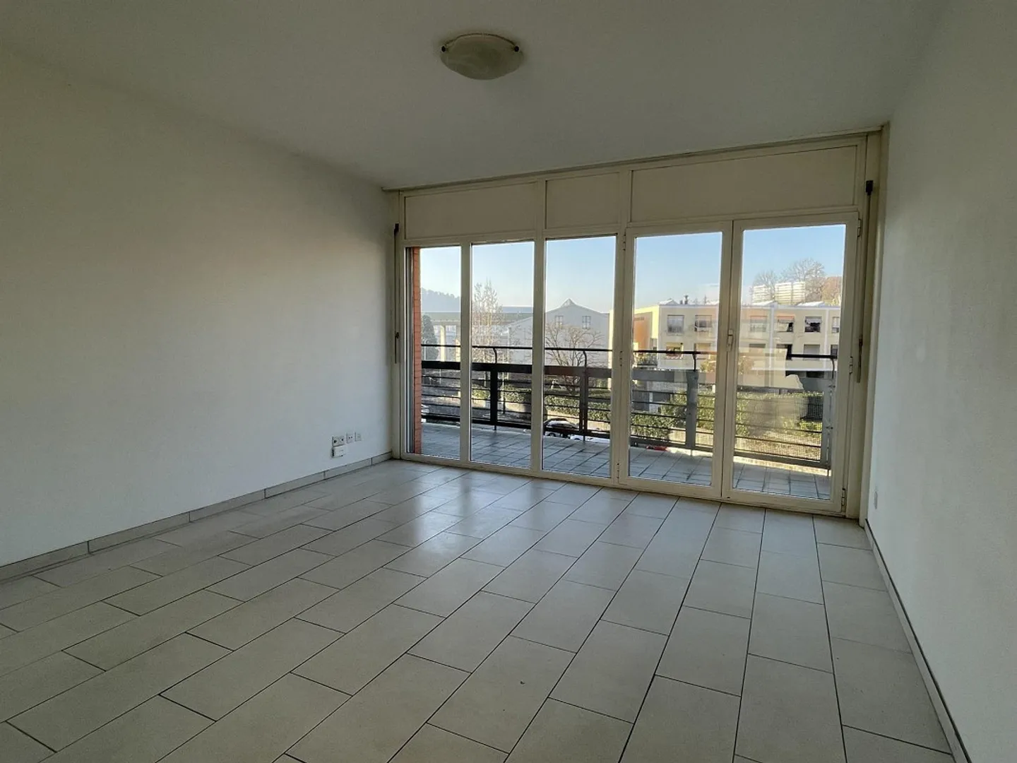 HELLER 3.5-ZIMMER-APARTMENT VON 90 MQ IN BALERNA - Foto 3 von 9