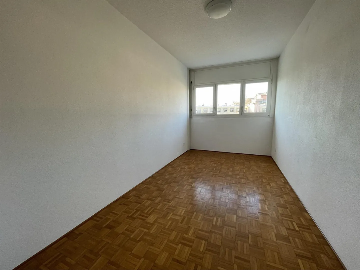 HELLER 3.5-ZIMMER-APARTMENT VON 90 MQ IN BALERNA - Foto 7 von 9