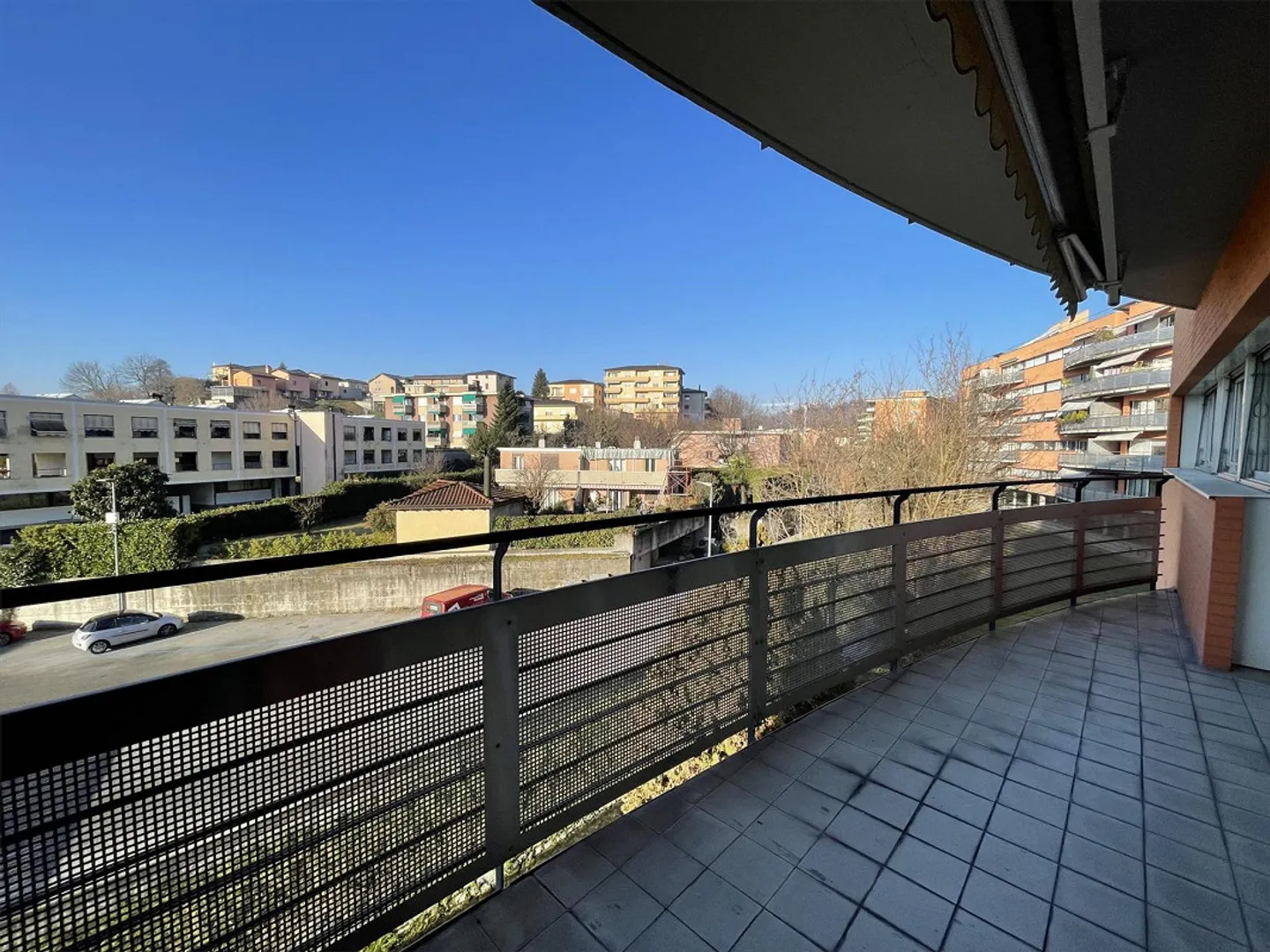 HELLER 3.5-ZIMMER-APARTMENT VON 90 MQ IN BALERNA - Foto 9 von 9