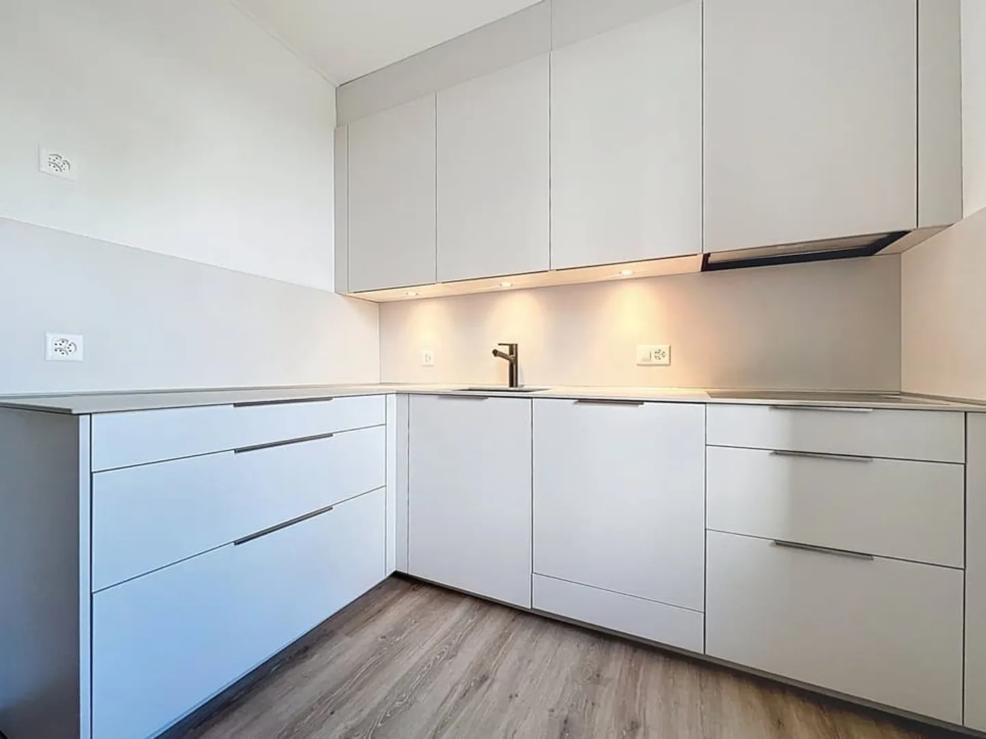 Guaranteed coup de cœur - renovated villa with terrace and lake view! - Photo 3 of 13