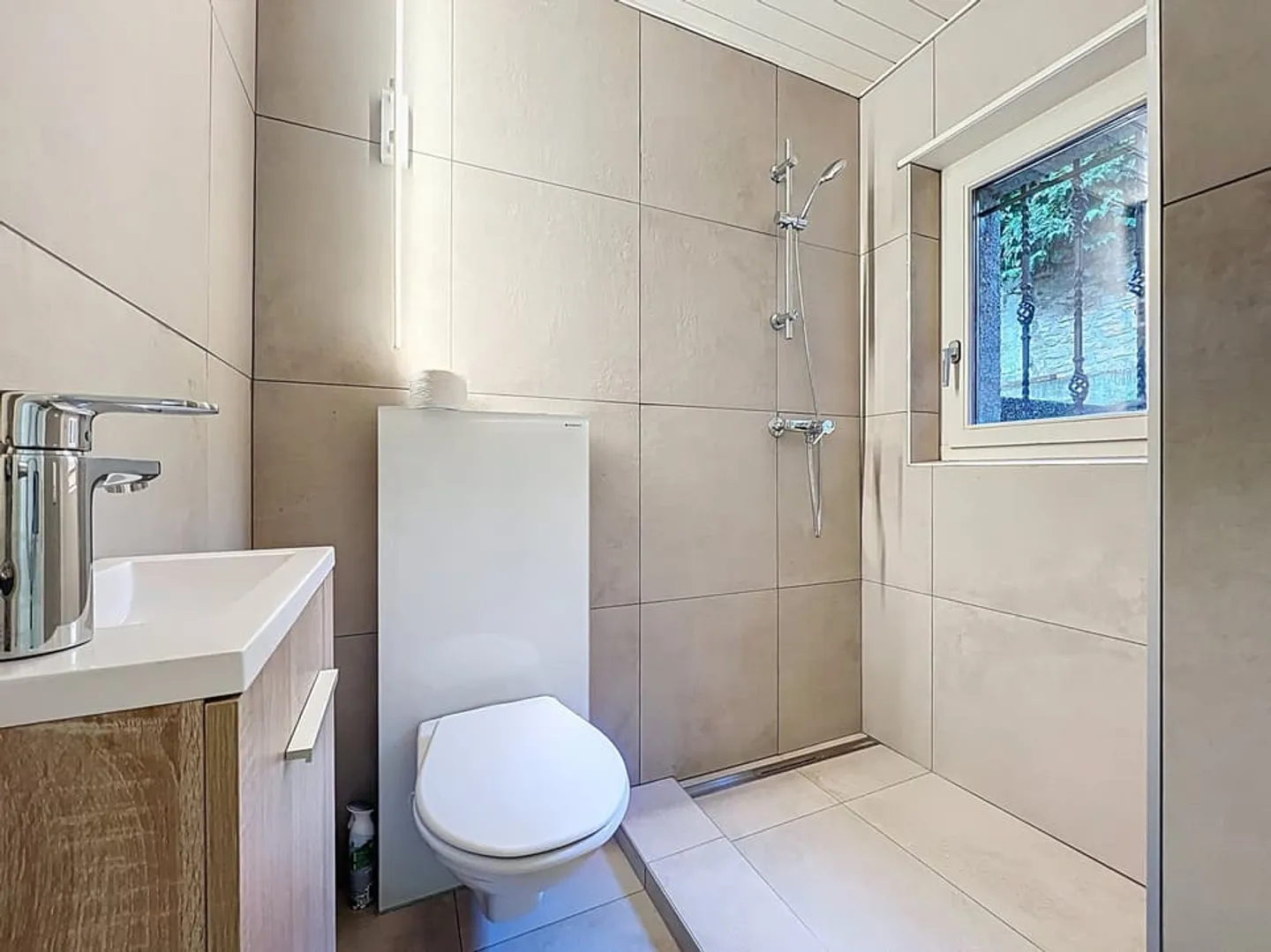 Guaranteed coup de cœur - renovated villa with terrace and lake view! - Photo 6 of 13