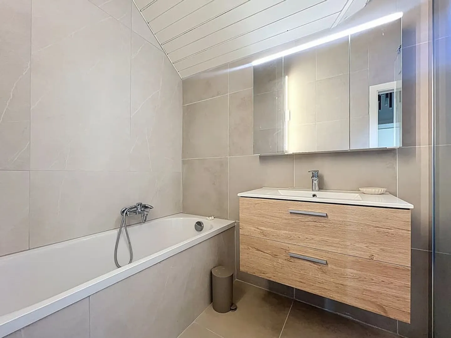 Guaranteed coup de cœur - renovated villa with terrace and lake view! - Photo 11 of 13