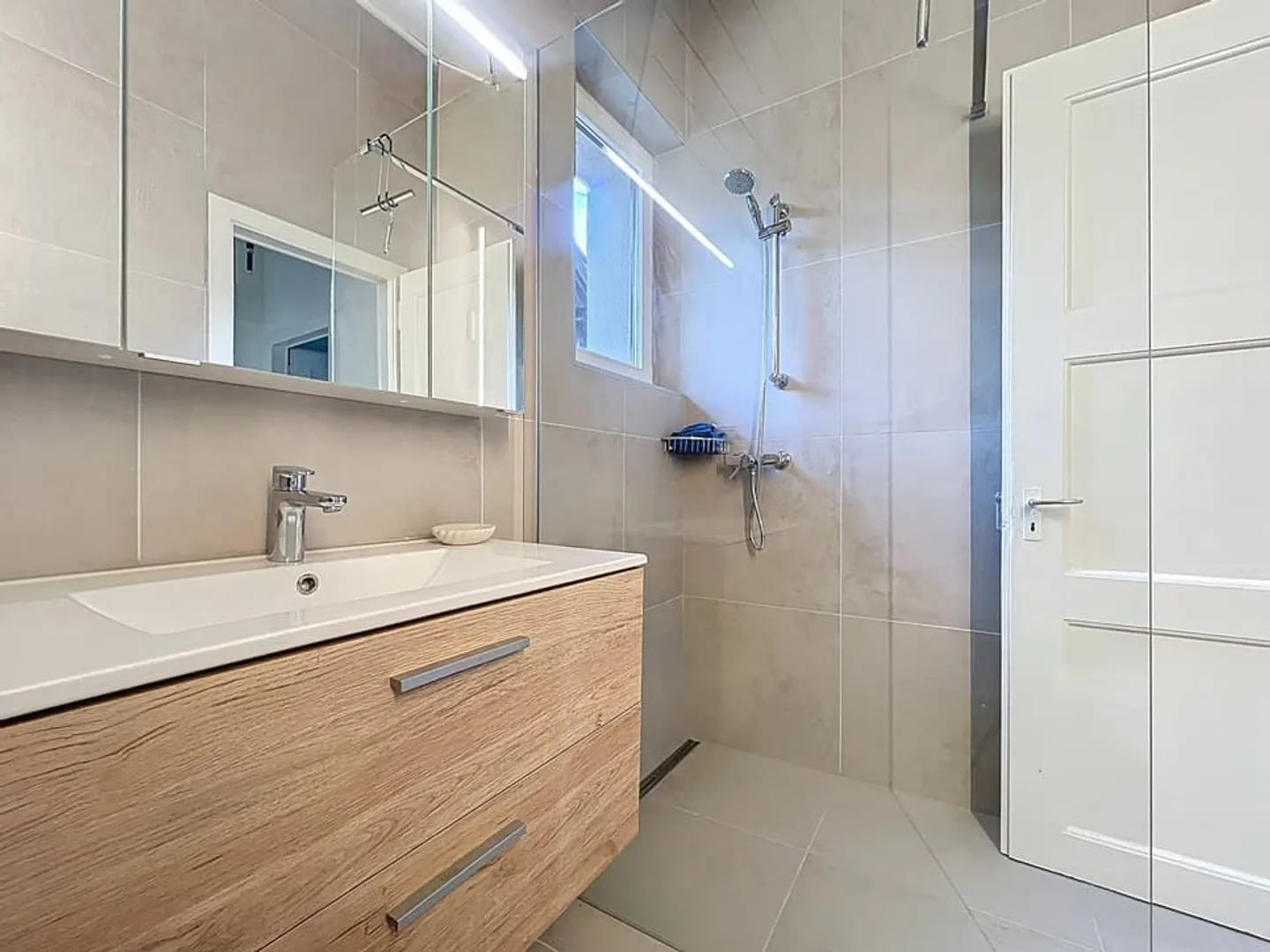 Guaranteed coup de cœur - renovated villa with terrace and lake view! - Photo 12 of 13