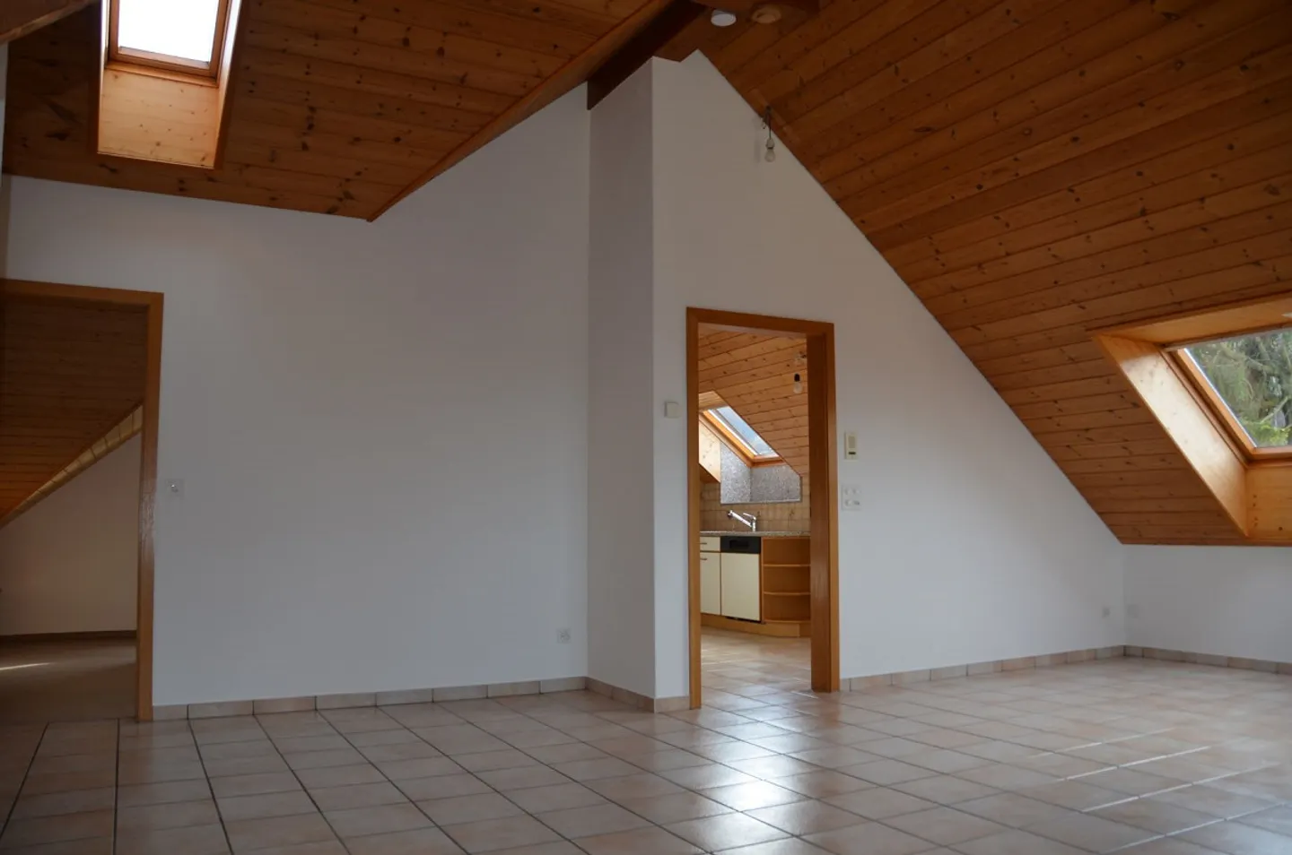 Luminoso appartamento mansardato di 4,5 locali con grande garage - Foto 2 di 18