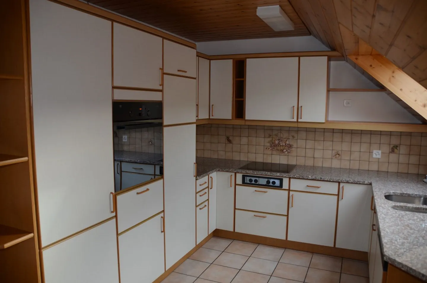 Luminoso appartamento mansardato di 4,5 locali con grande garage - Foto 3 di 18