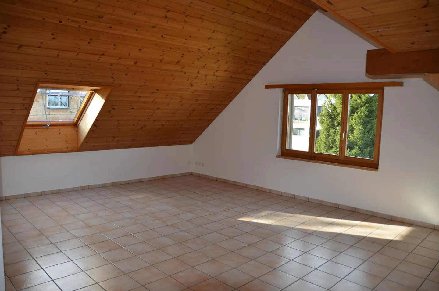 Luminoso appartamento mansardato di 4,5 locali con grande garage - Foto 1 di 18