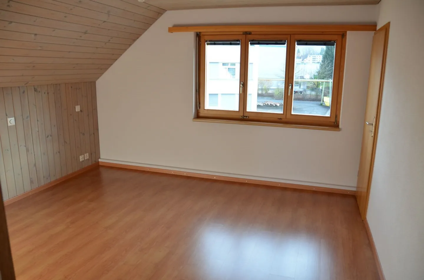 Luminoso appartamento mansardato di 4,5 locali con grande garage - Foto 5 di 18