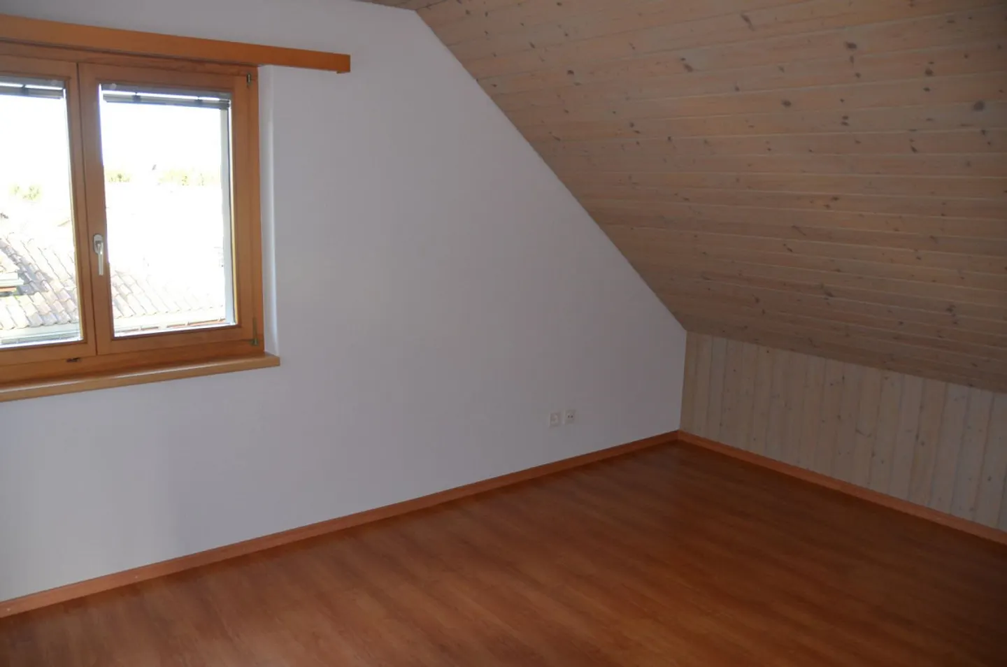 Luminoso appartamento mansardato di 4,5 locali con grande garage - Foto 7 di 18