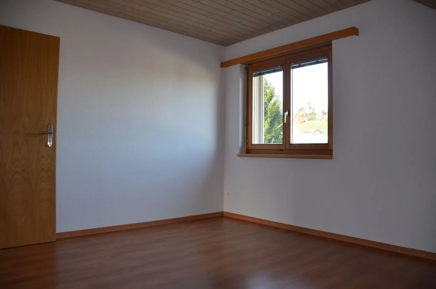 Luminoso appartamento mansardato di 4,5 locali con grande garage - Foto 8 di 18