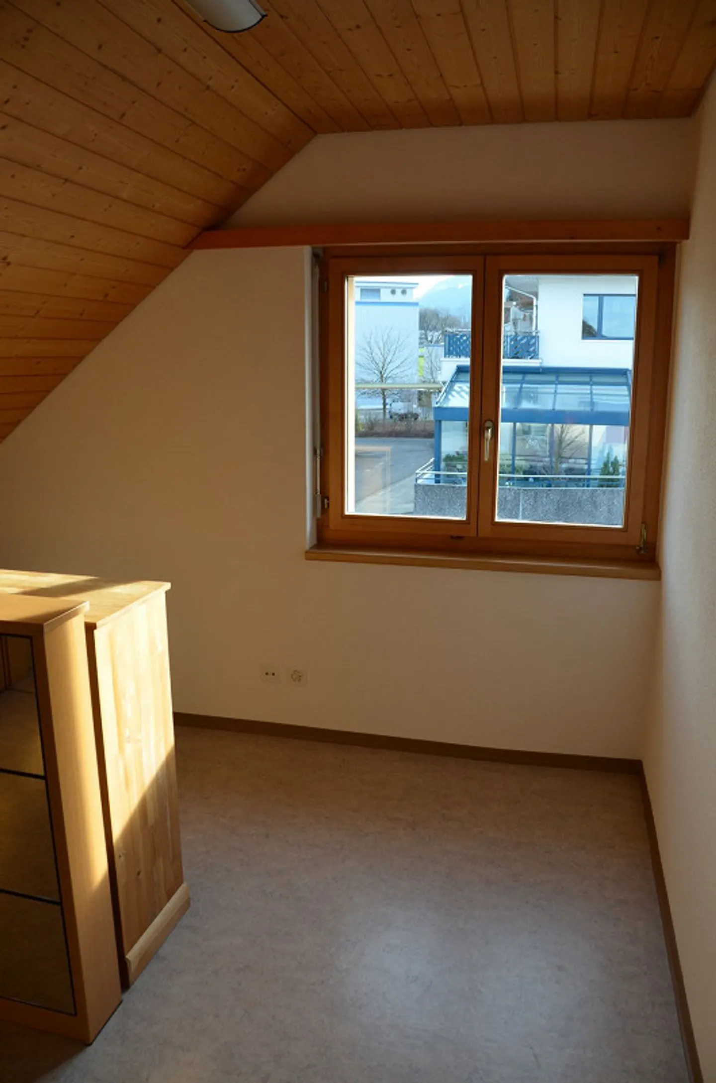 Luminoso appartamento mansardato di 4,5 locali con grande garage - Foto 10 di 18