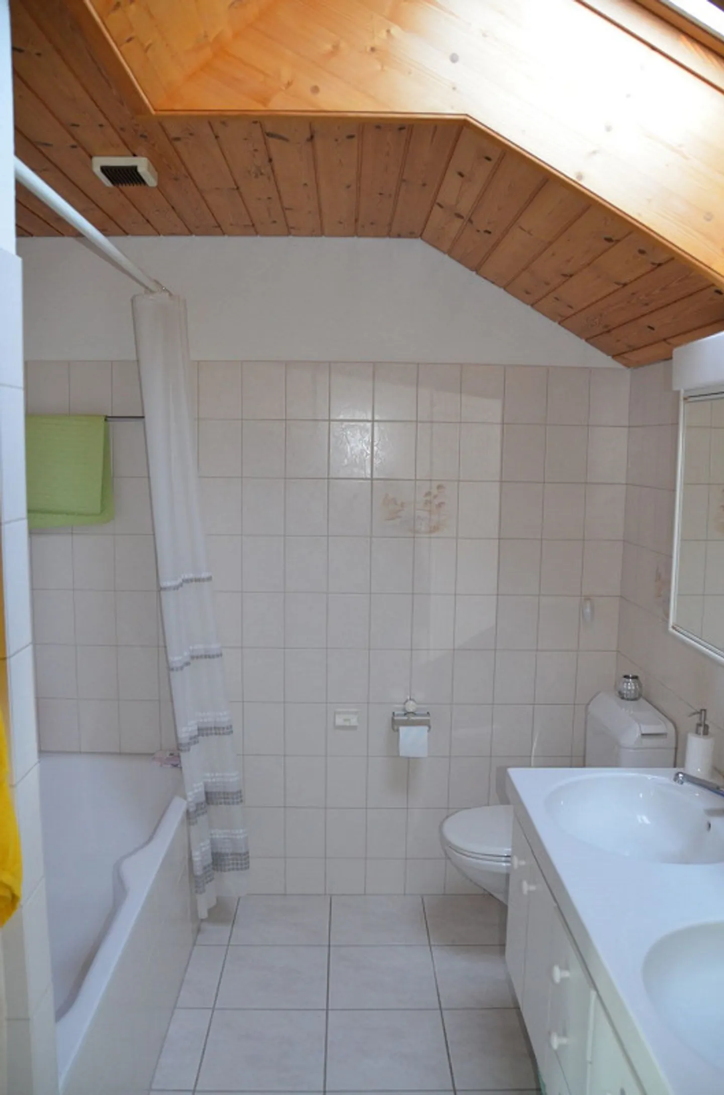 Luminoso appartamento mansardato di 4,5 locali con grande garage - Foto 12 di 18
