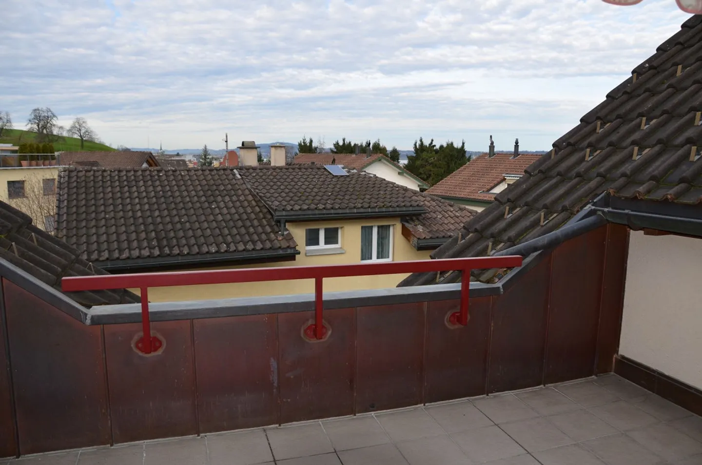 Luminoso appartamento mansardato di 4,5 locali con grande garage - Foto 15 di 18