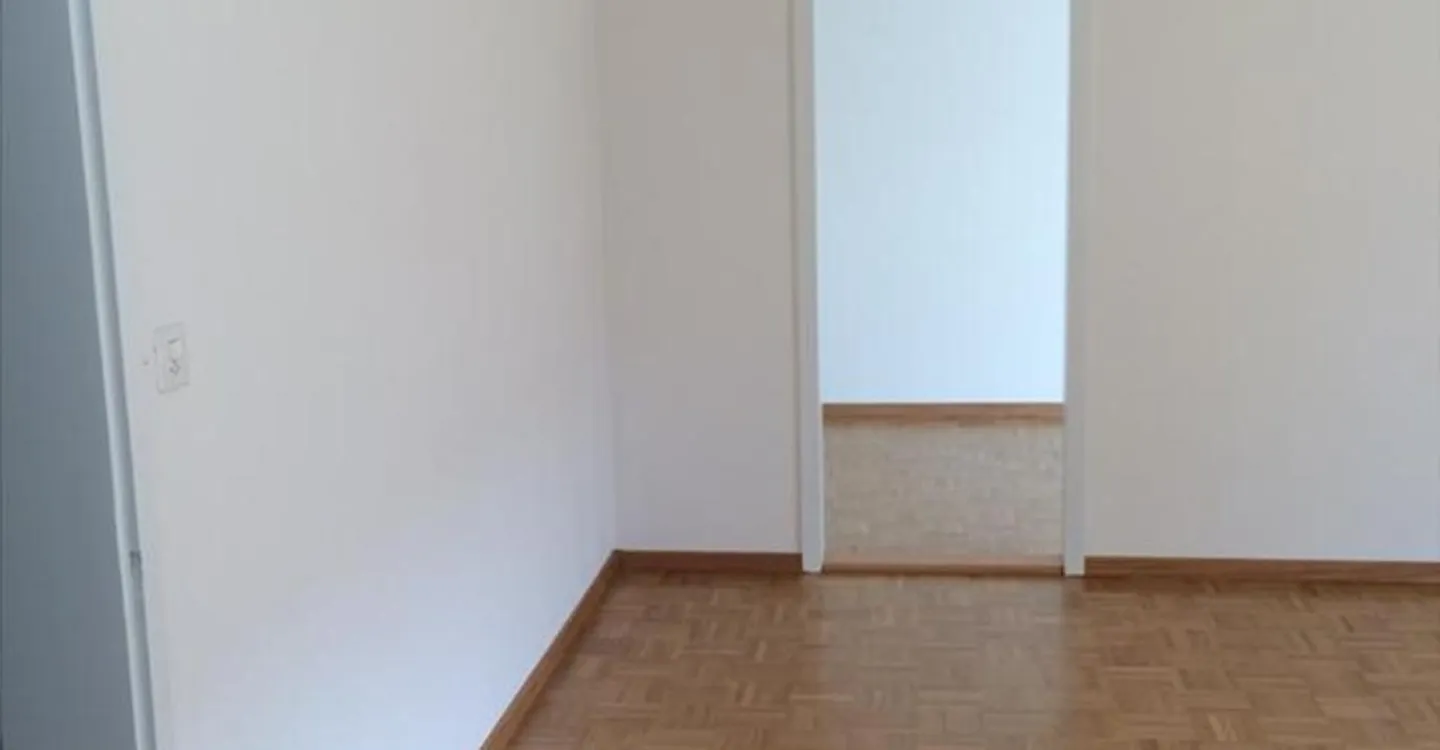 Charming 4-room apartment in a quiet environment - Photo 3 of 9