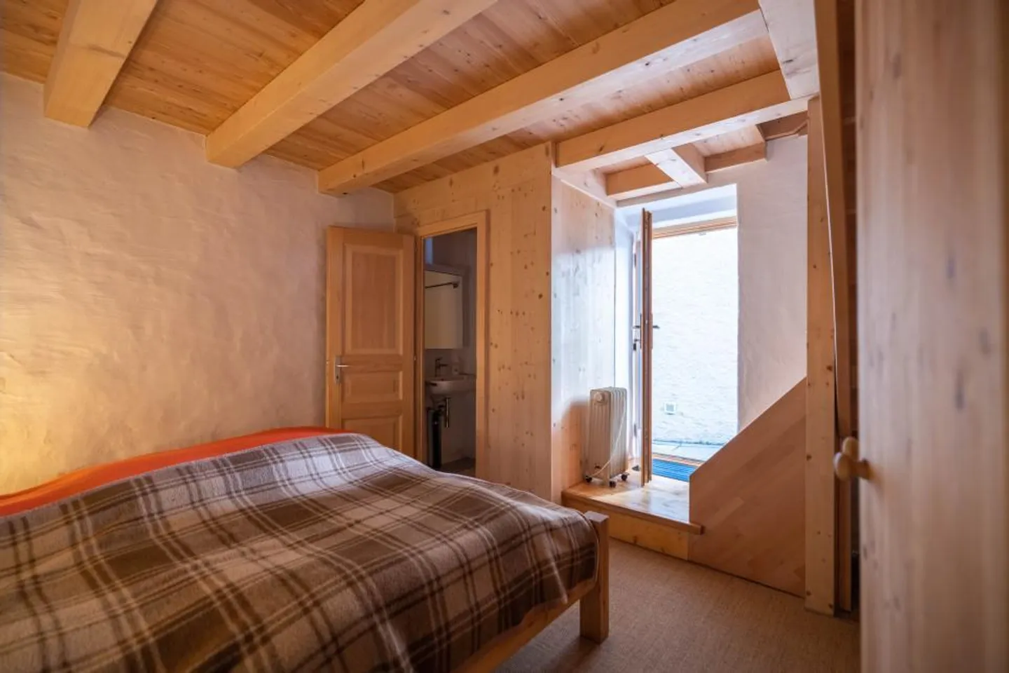 Renovated chalet with stunning views in Sarreyer - Photo 5 of 7