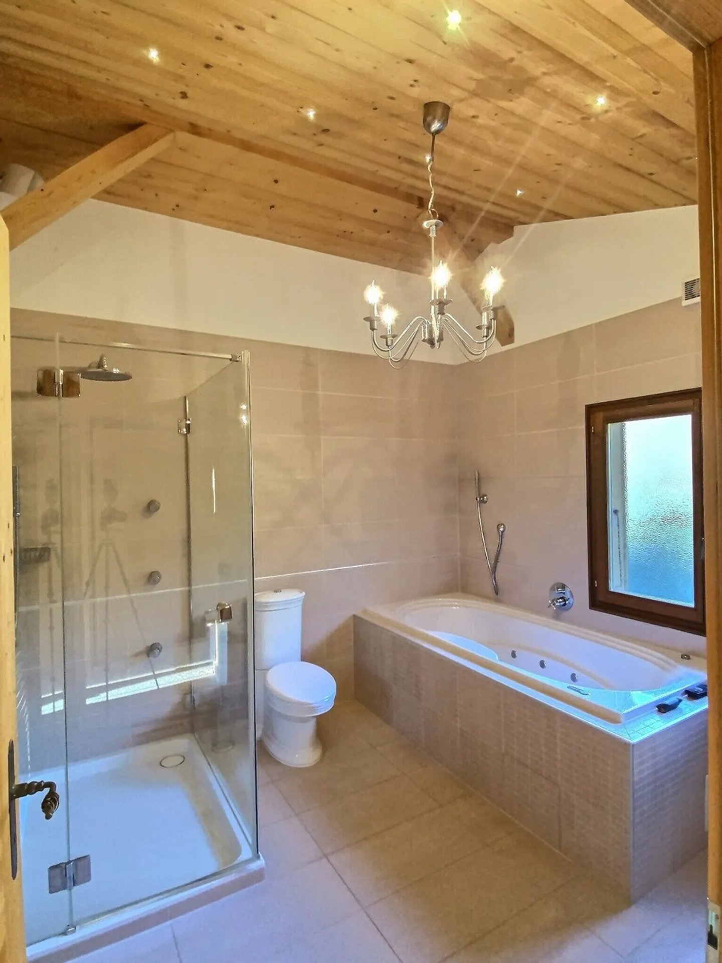 25 39 Chalet idealmente situato in stile alpino con tutti i comfort - Foto 15 di 18