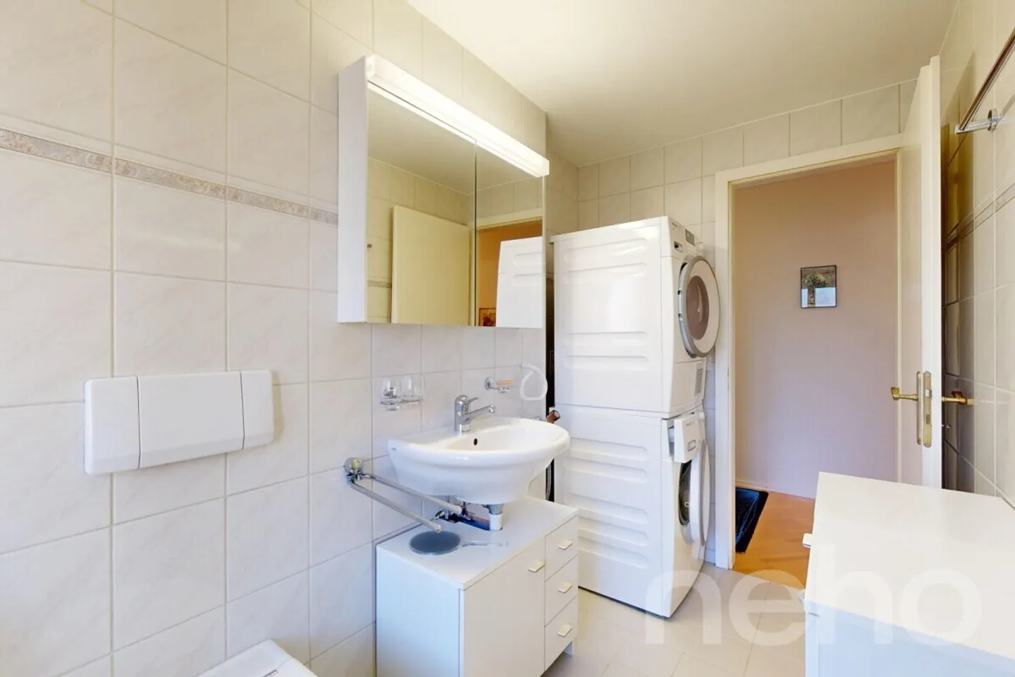 Stylish 3.5 Room Apartment with Balcony in Bern - Photo 8 of 12