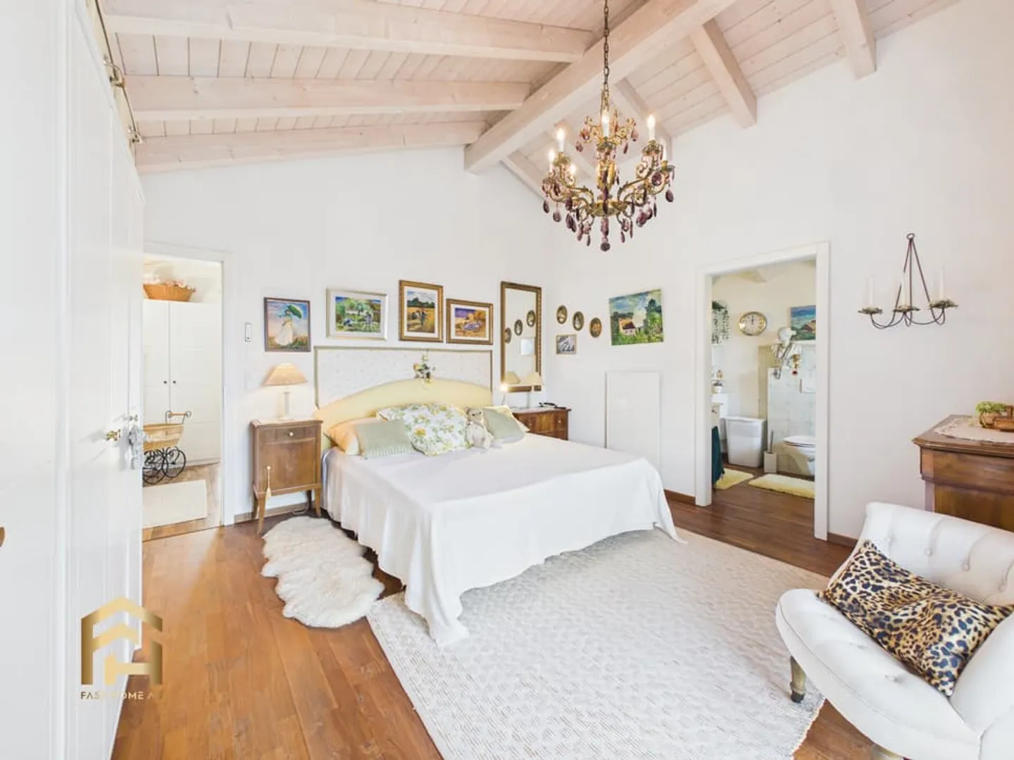 Historic residential house with plenty of space and panoramic views - Photo 10 of 13