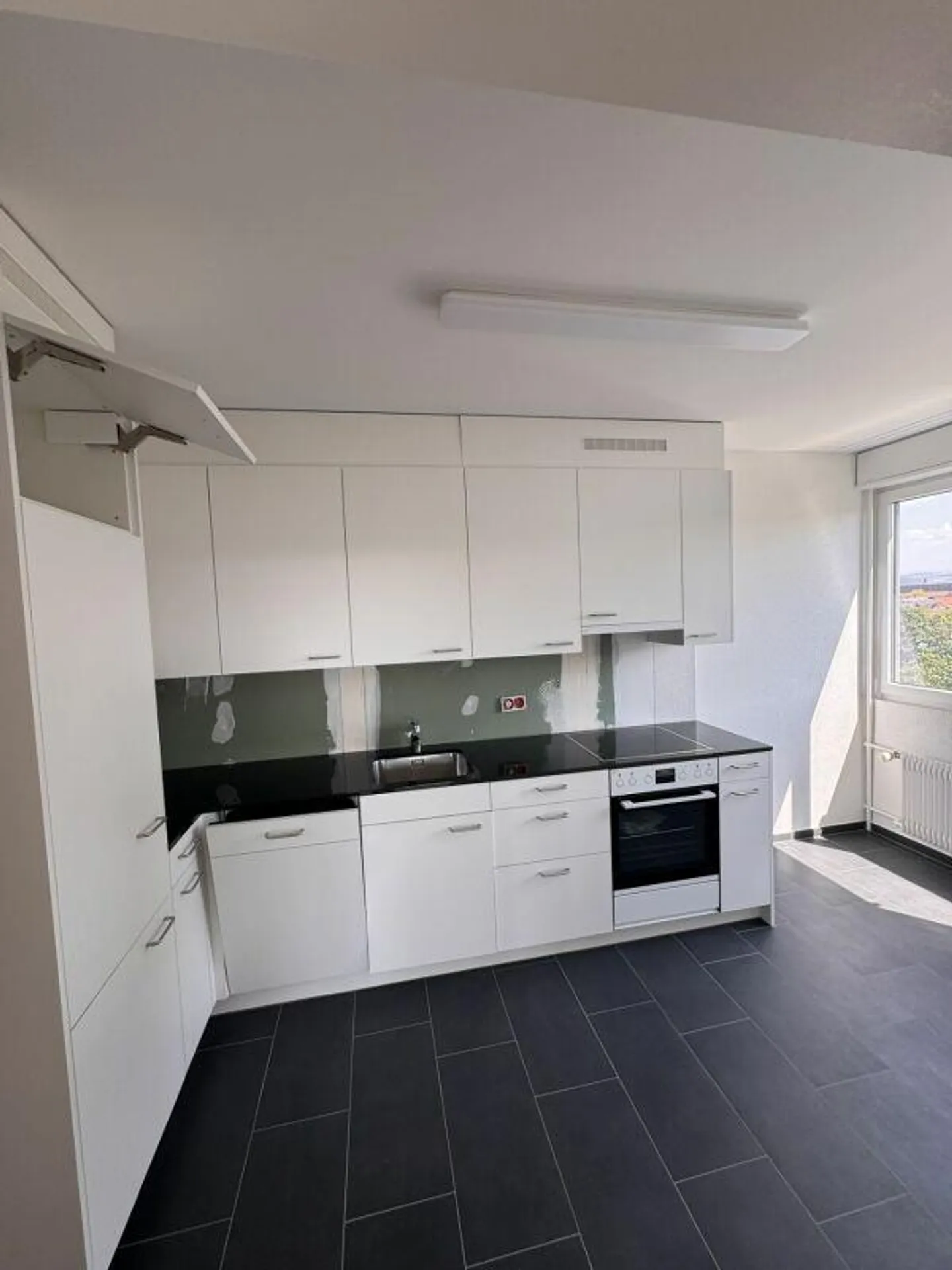 Appartement rénové de 3,5 pièces avec deux balcons à Schwabgut - Photo 2 sur 10