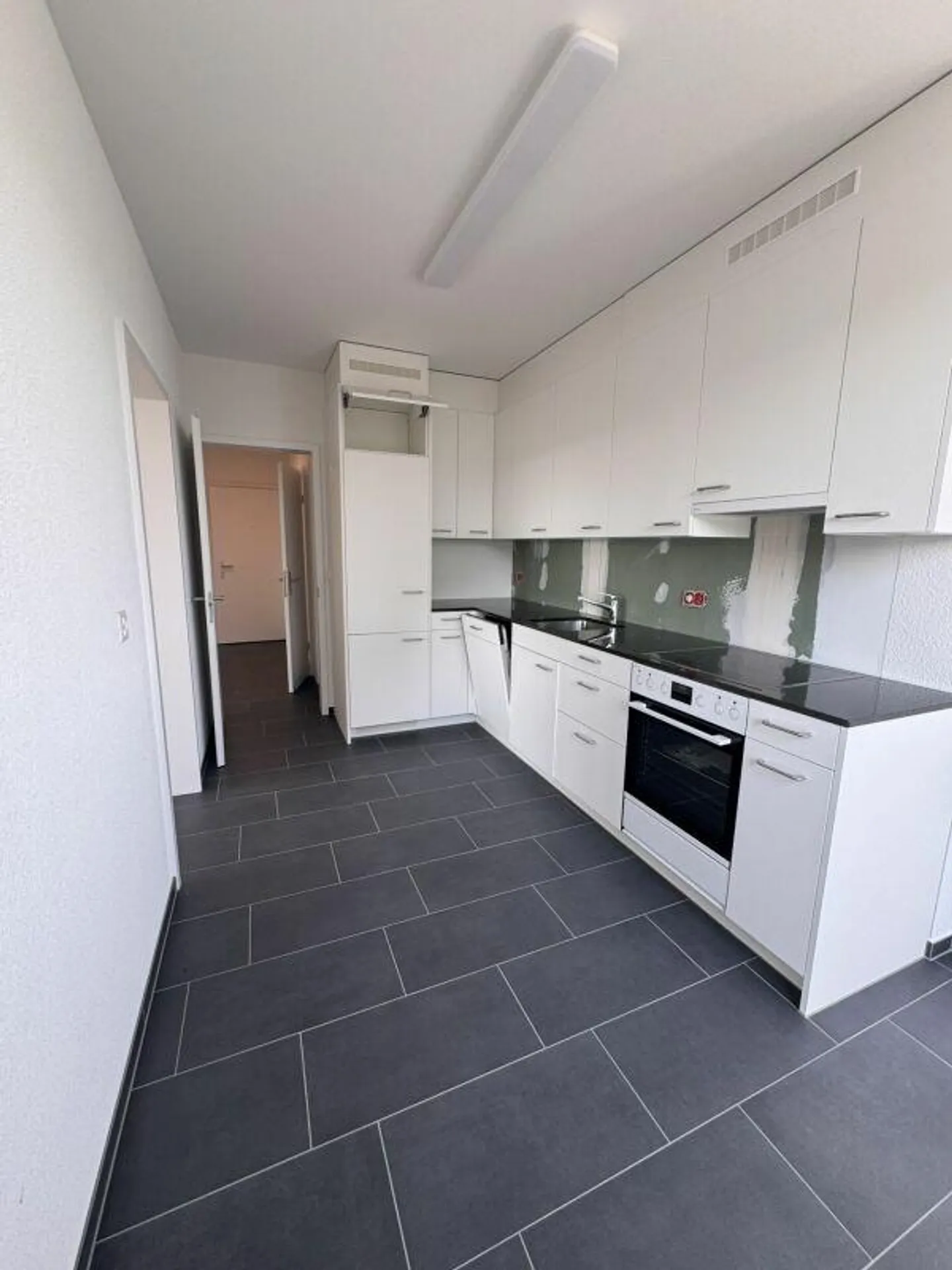 Appartement rénové de 3,5 pièces avec deux balcons à Schwabgut - Photo 3 sur 10
