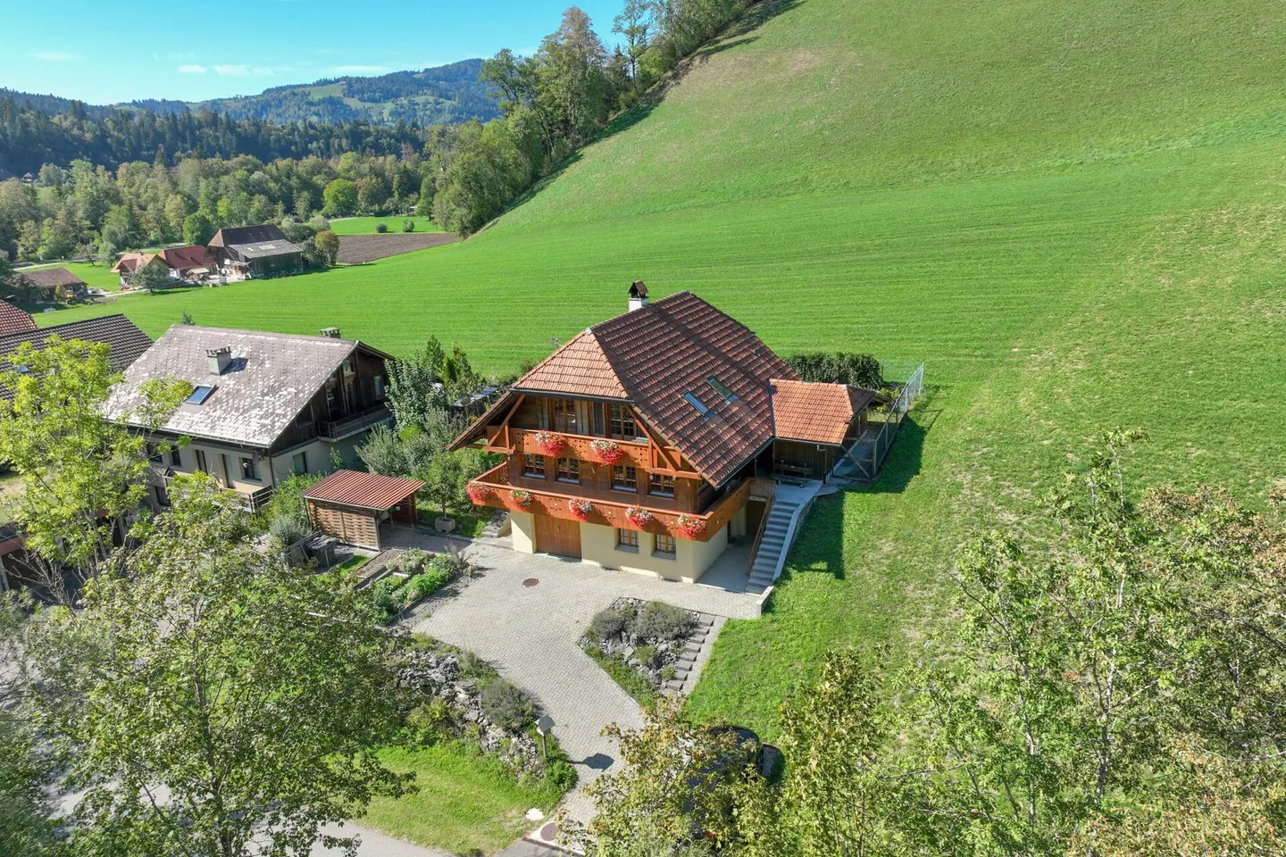 Here it is really quiet and cozy: 6½-room country house in the Emmental - Photo 1 of 12