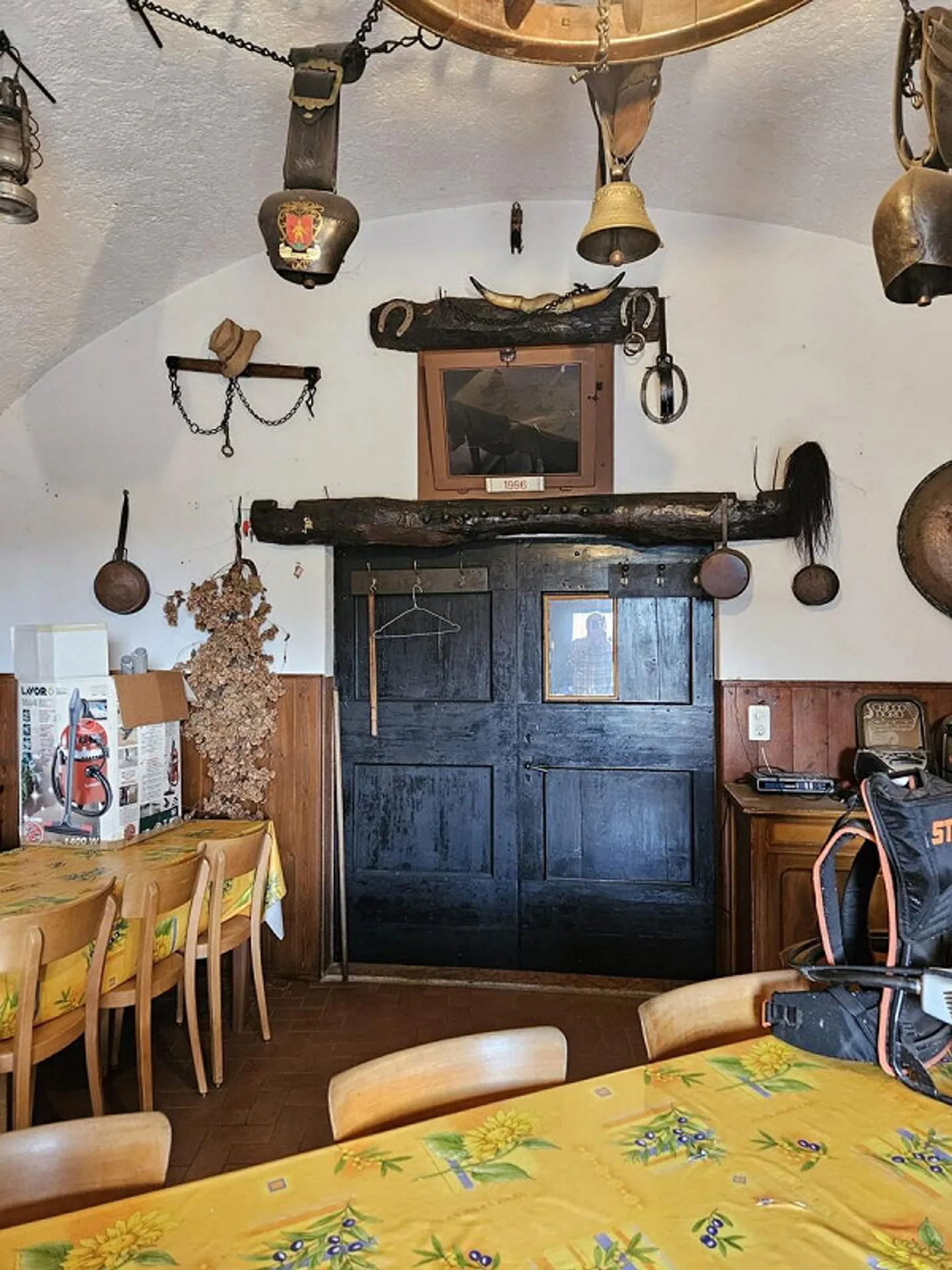 MENDRISIO UN COIN D'HISTOIRE, CAVE À VIN CARACTÉRISTIQUE ET FASCINATION DU PASSÉ - Photo 6 sur 7