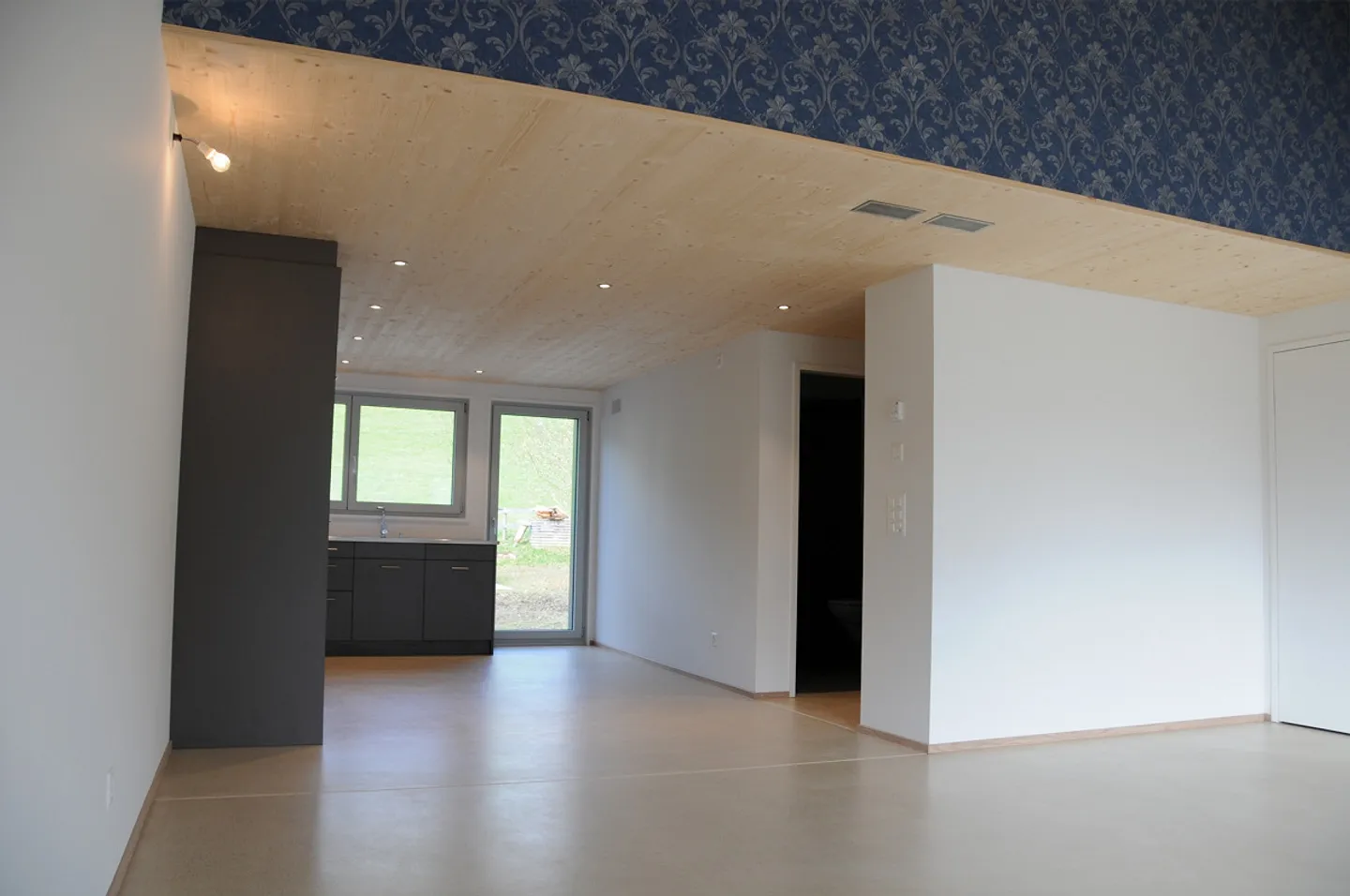 Bright 2 1/2 Room Loft Apartment (Left) - Photo 3 of 6