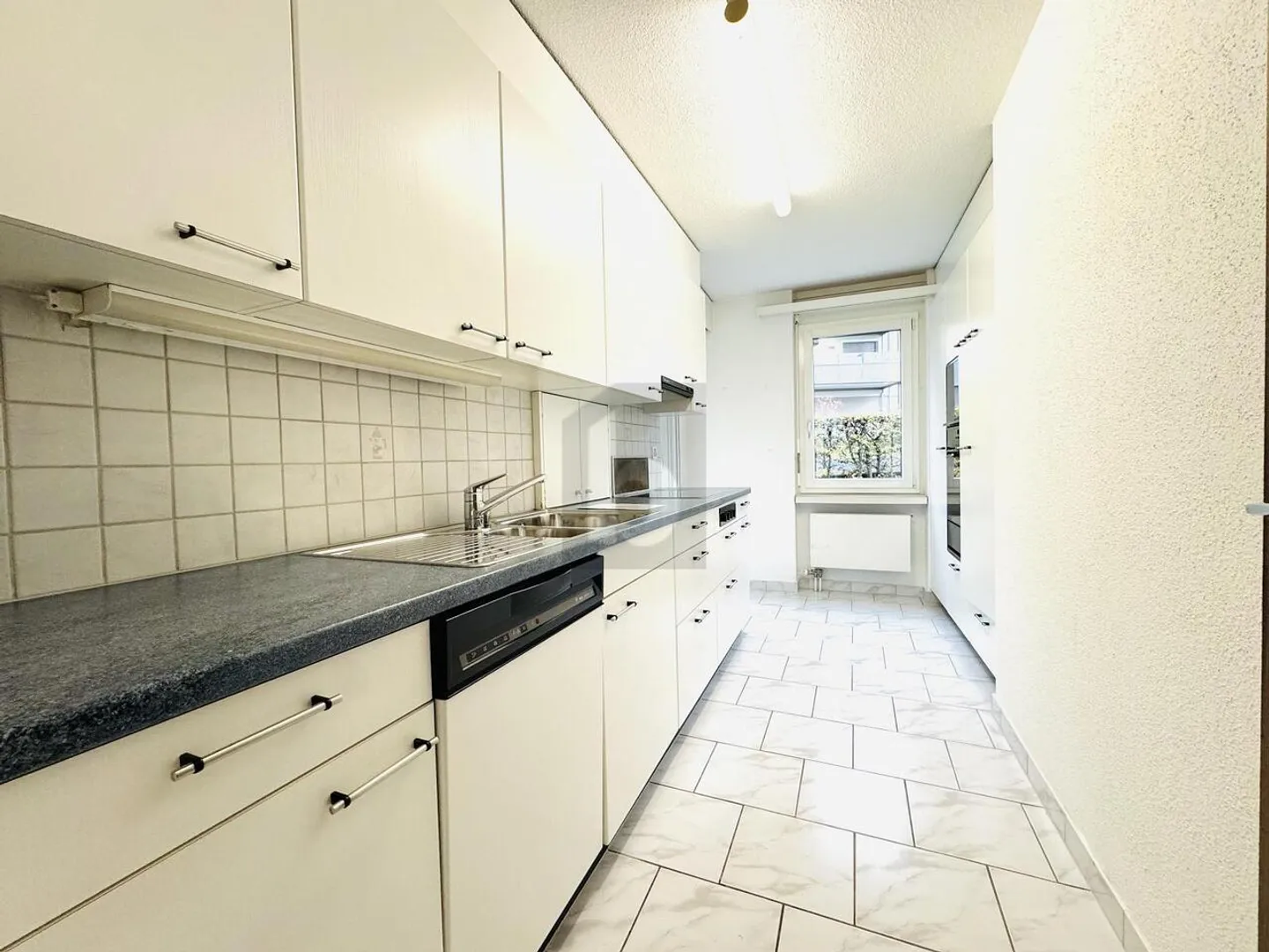 BRIGHT ROOMS IN A SUPERB LOCATION - Photo 2 of 6