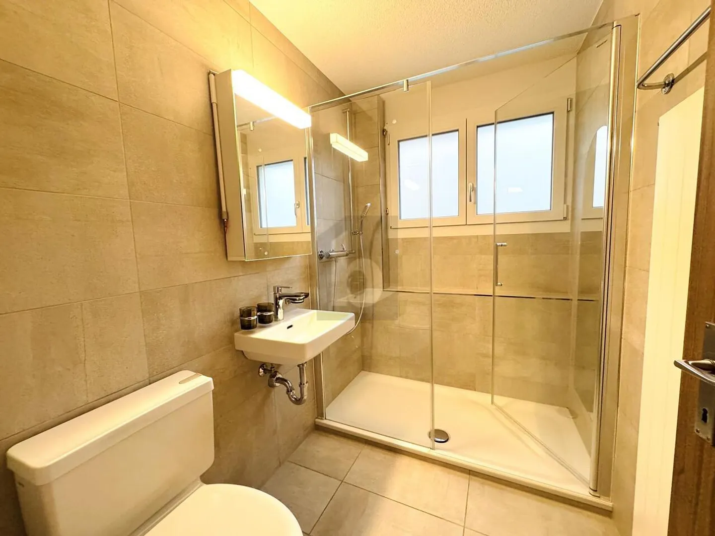 BRIGHT ROOMS IN A SUPERB LOCATION - Photo 3 of 6