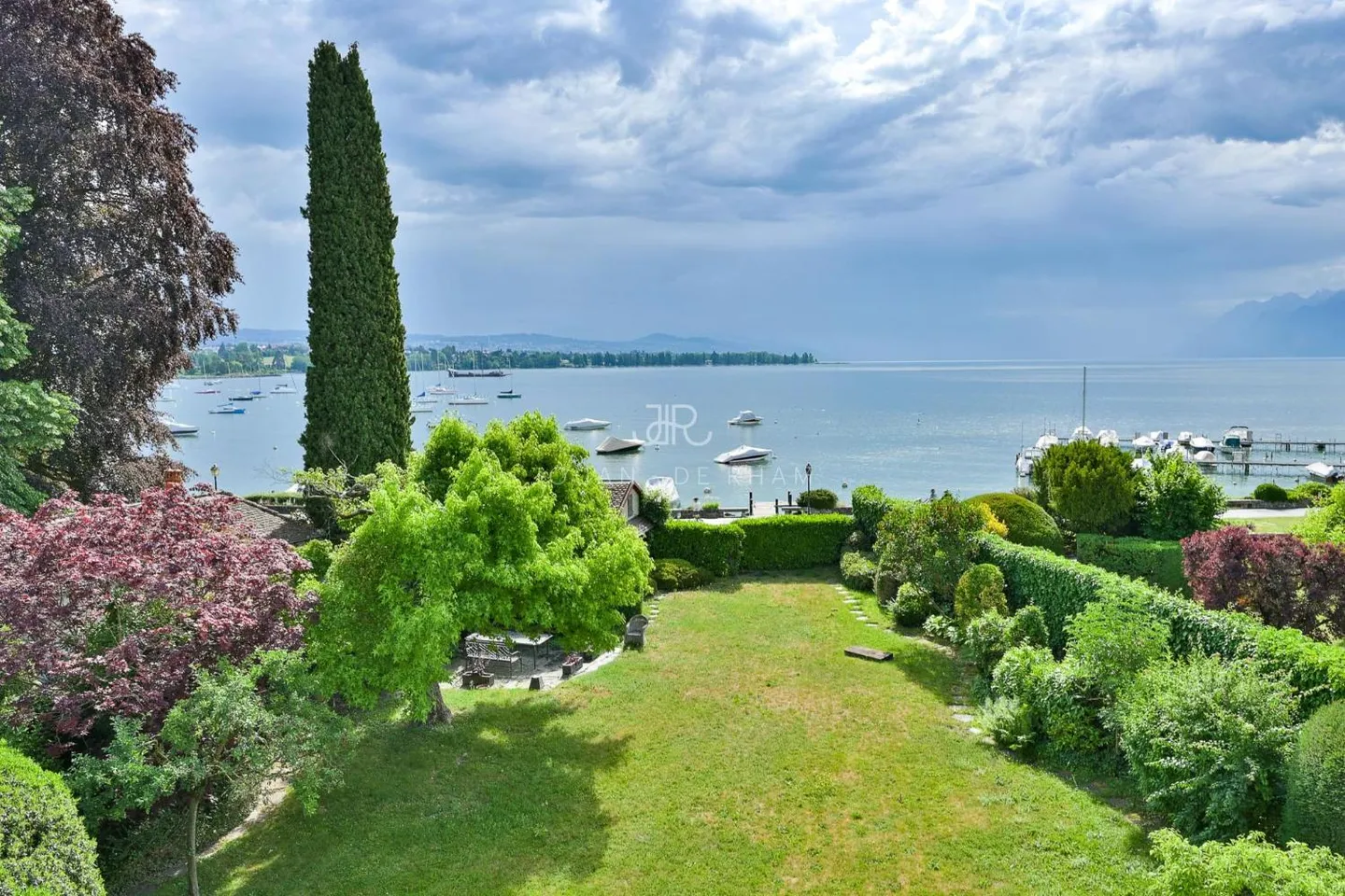 Lease takeover - Magnificent apartment with lake view - Photo 1 of 13