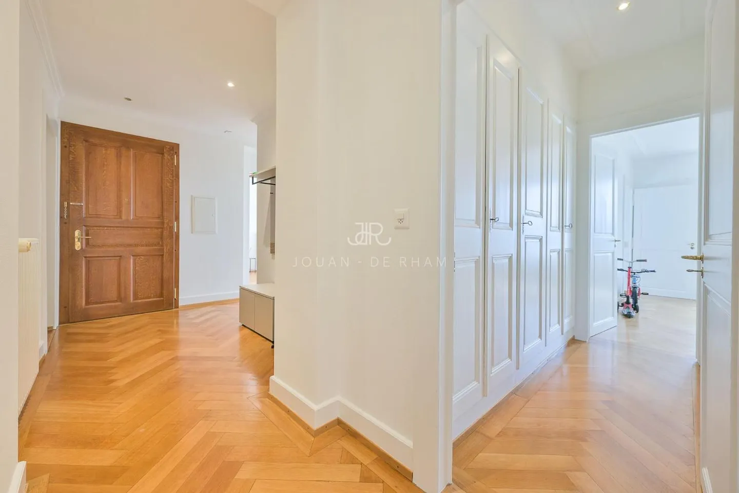 Lease takeover - Magnificent apartment with lake view - Photo 5 of 13
