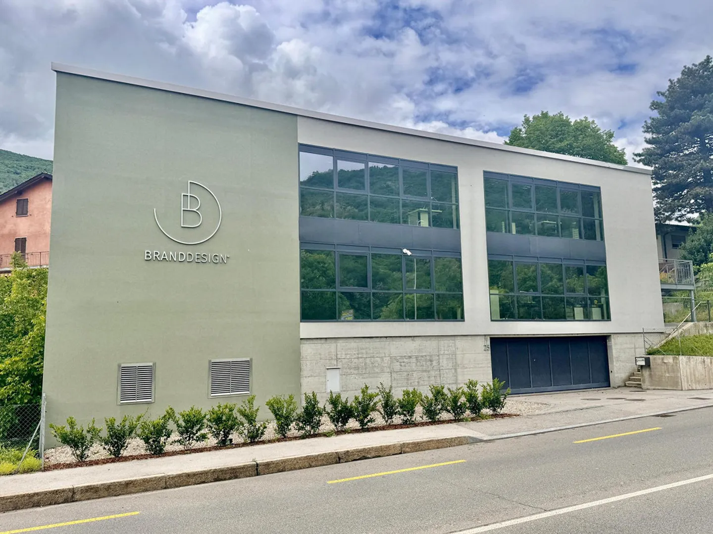 BÂTIMENT COMMERCIAL MODERNE ET SPACIEUX DE 670 M² À TAVERNE - Photo 1 sur 2