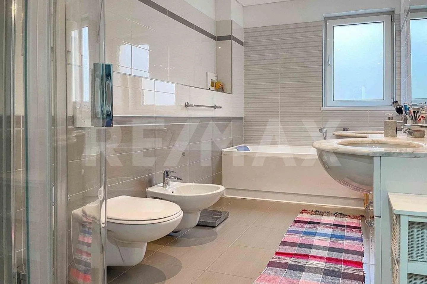 Elegant 4-room apartment with large private garden - Photo 5 of 8