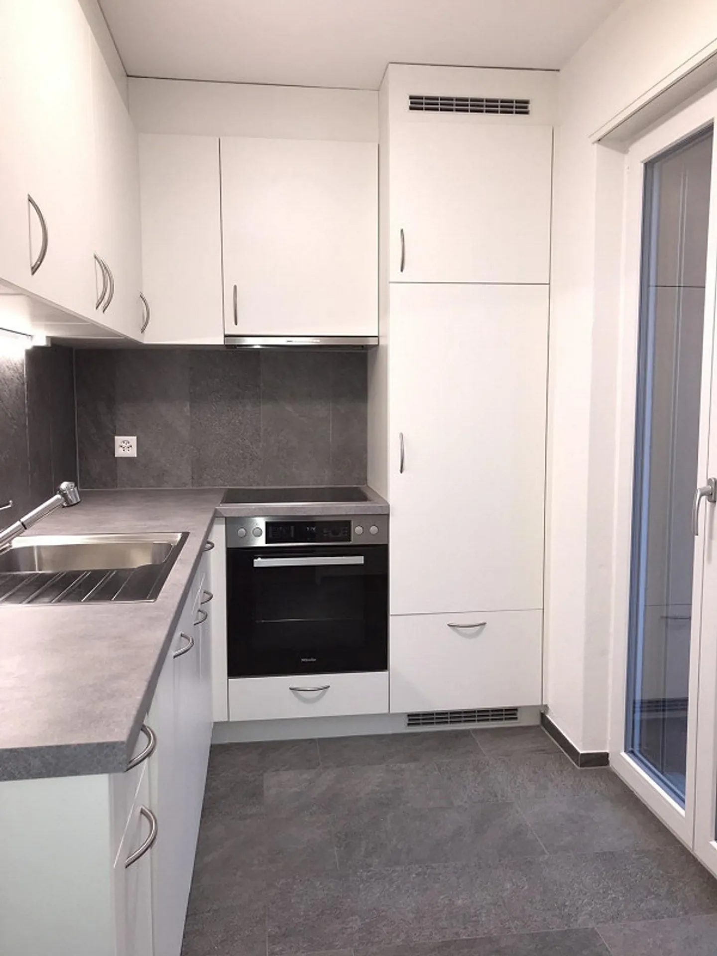 Spacious 5-room apartment for rent - Photo 4 of 8