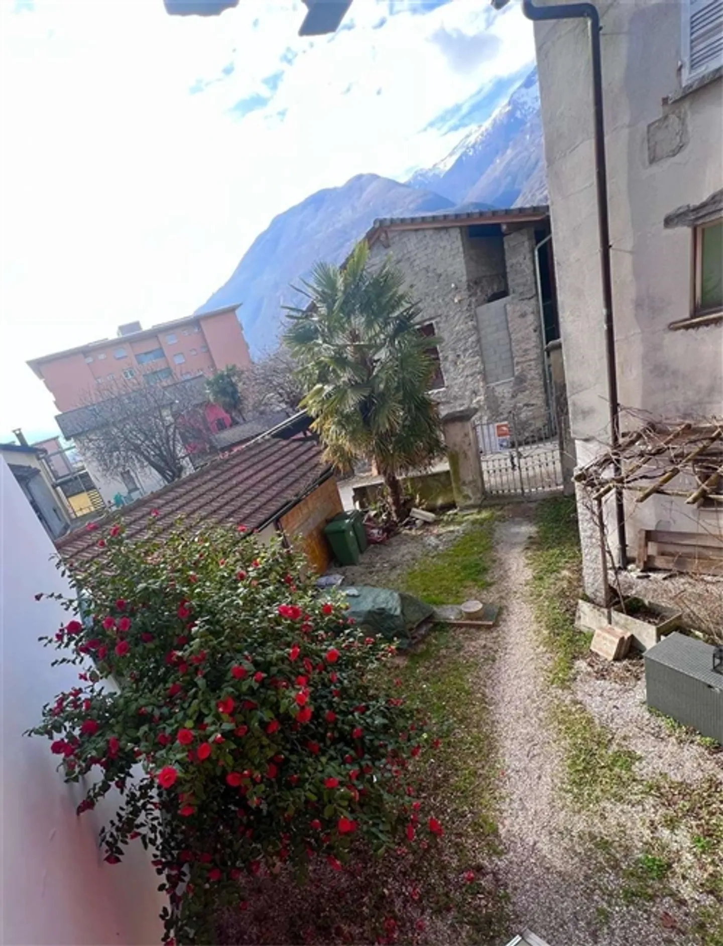 "CRYPTO-FRIENDLY" Casa unifamiliare con giardino e parcheggio - Foto 3 di 12