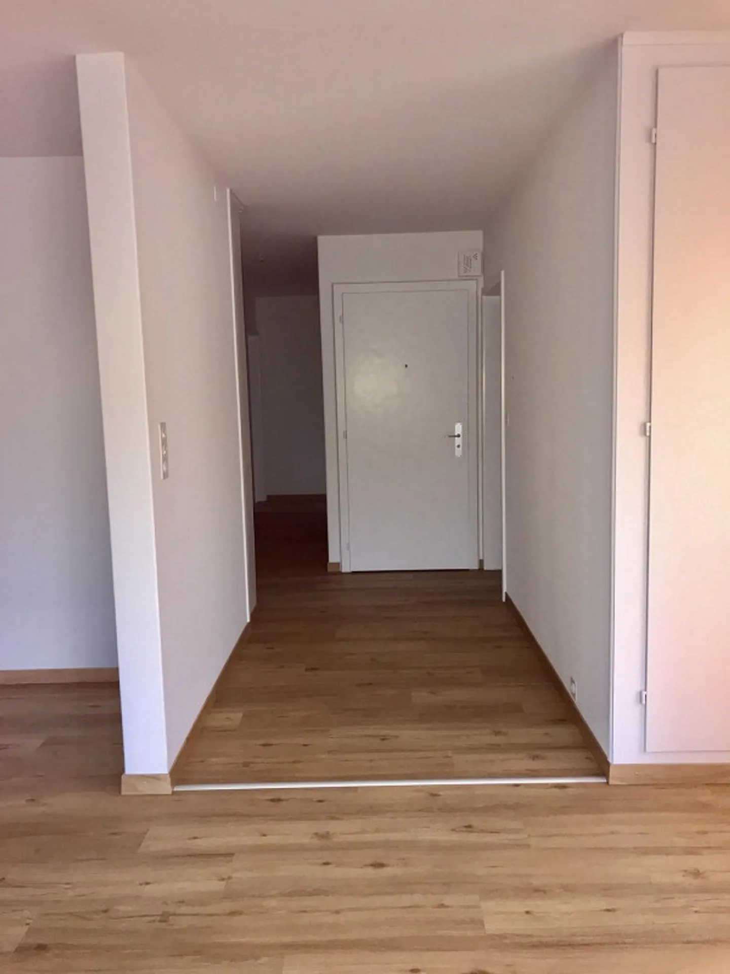 Spacious 5-room apartment for rent - Photo 2 of 8