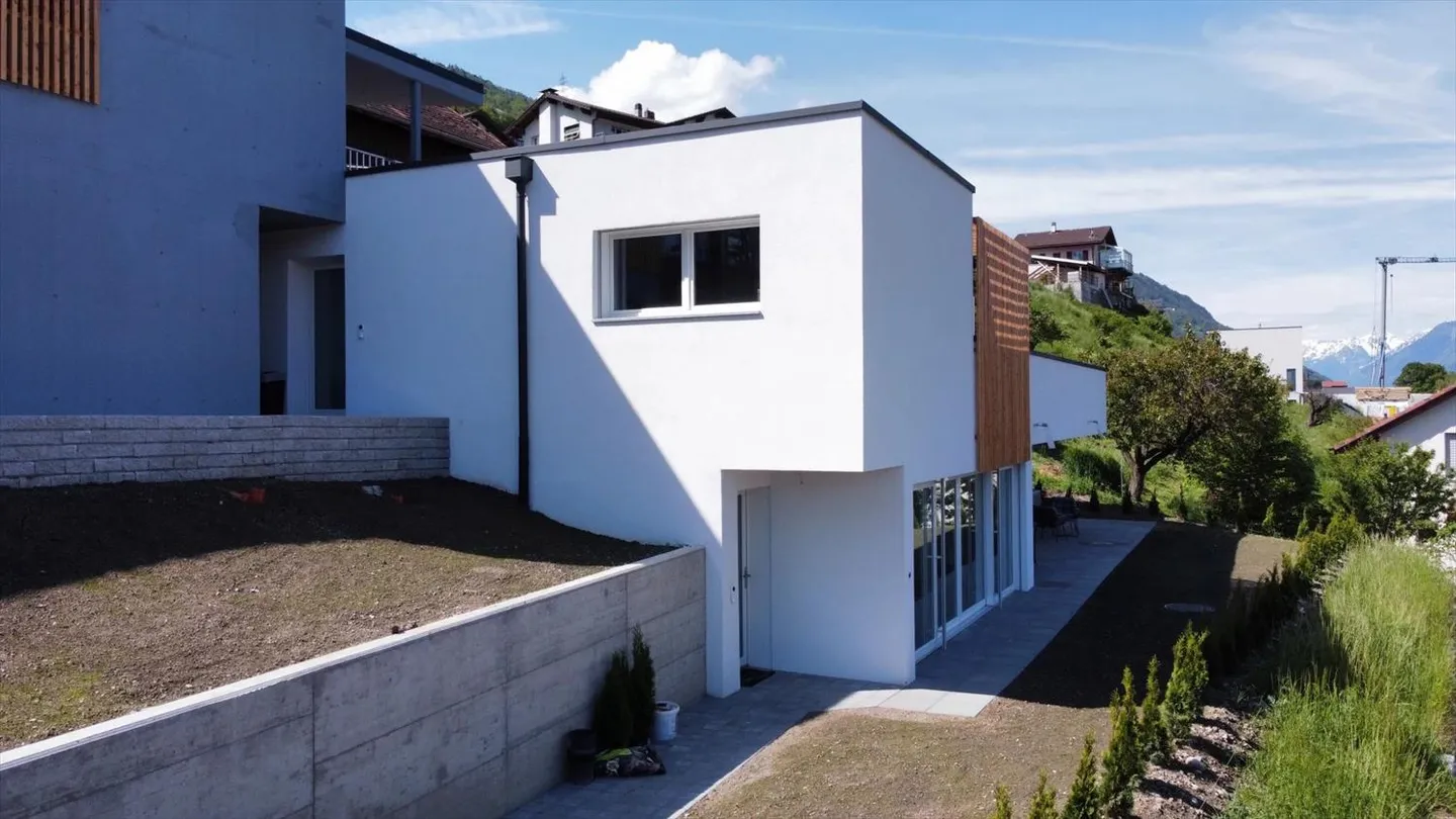 8-room House - Photo 2 of 6