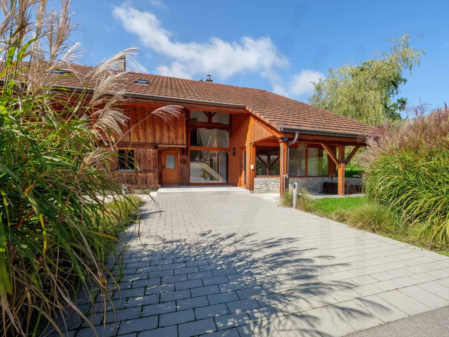 Extraordinary, fully renovated farmhouse in the heart of the Fribourg countryside - Photo 2 of 13