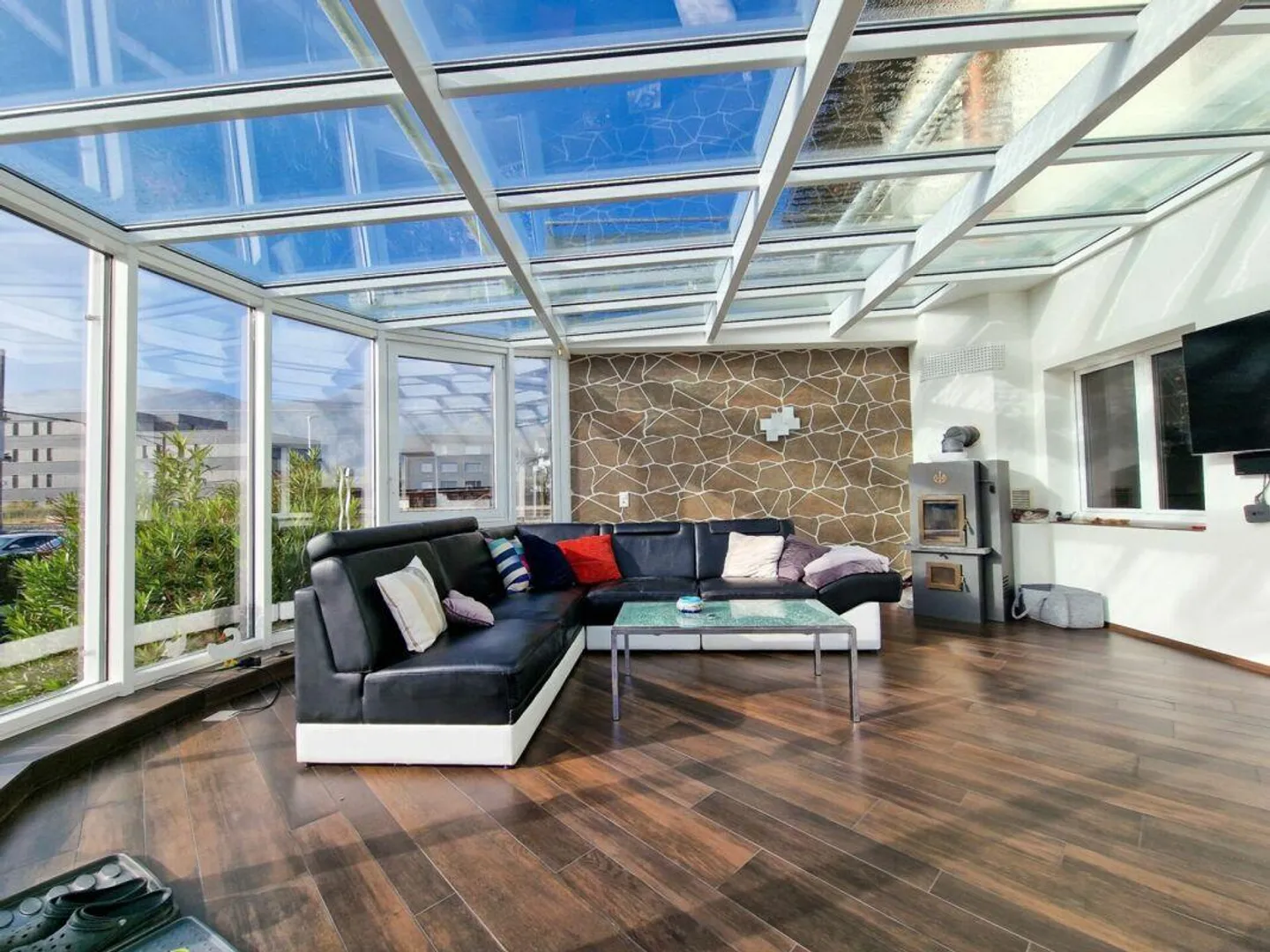 Dream family home with conservatory, fish/swimming pond and large garden - Photo 1 of 16