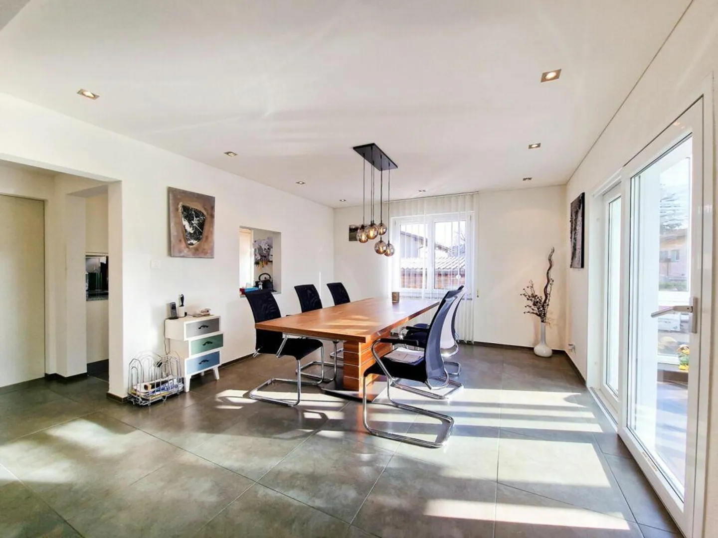 Dream family home with conservatory, fish/swimming pond and large garden - Photo 3 of 16