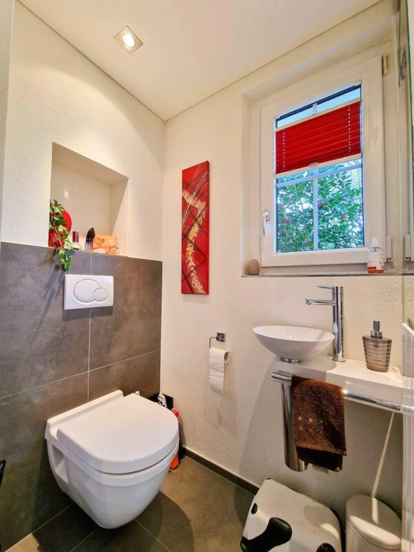 Dream family home with conservatory, fish/swimming pond and large garden - Photo 5 of 16