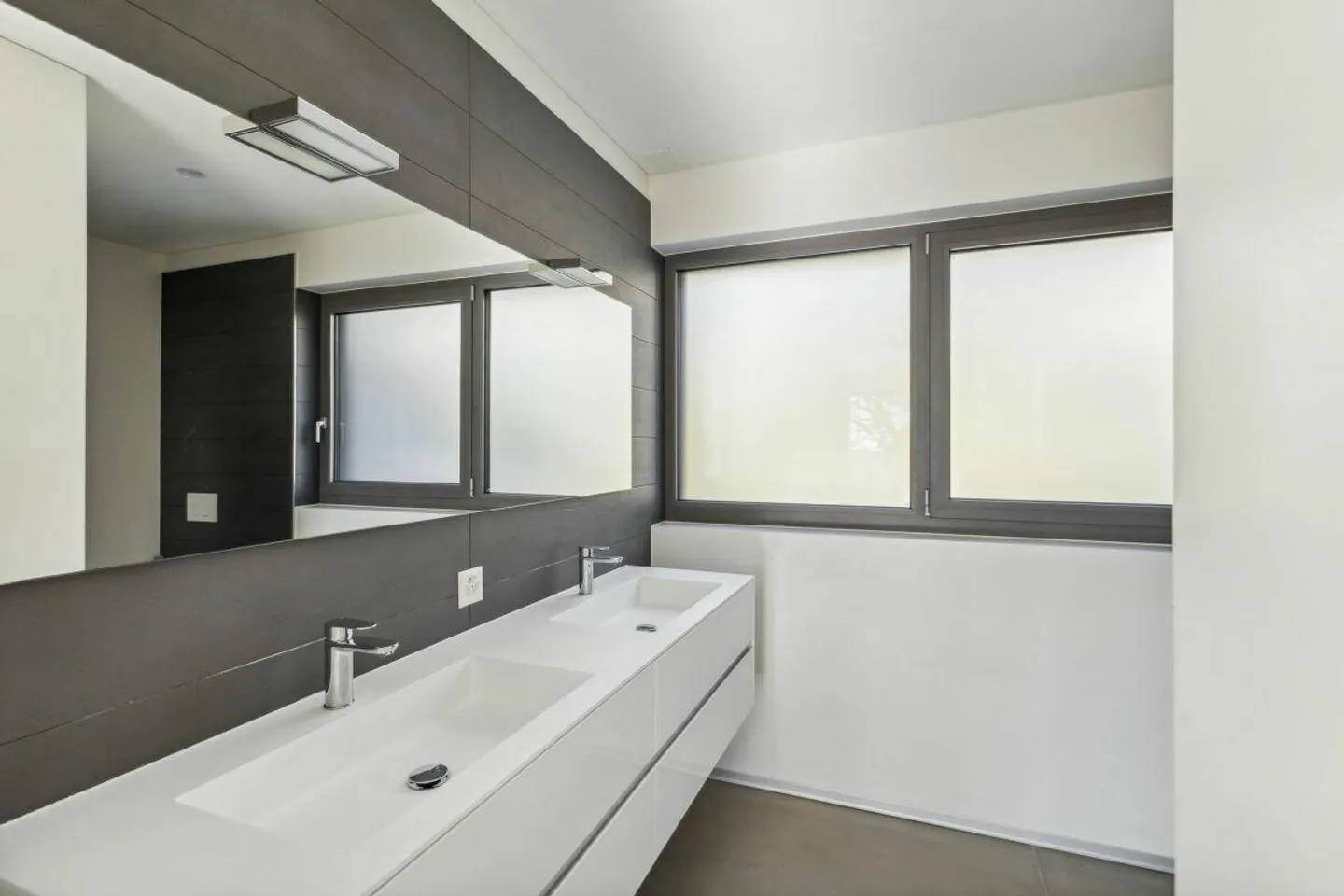 Contemporary villa with two gardens and panoramic view - Photo 7 of 10