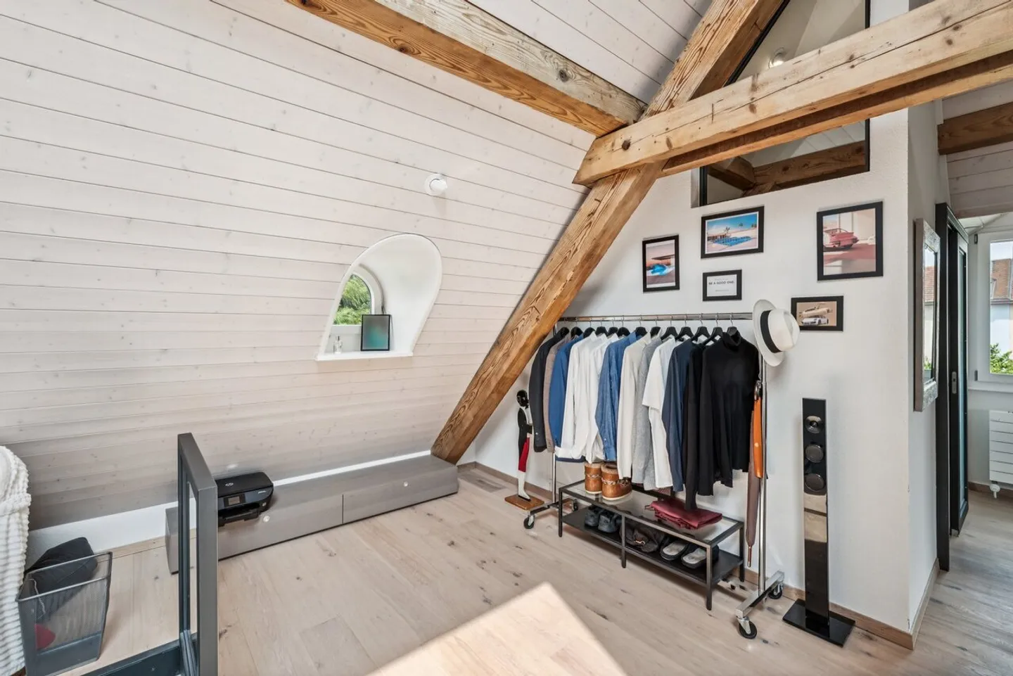 Villa con volumi generosi e intimità preservata nel cuore di Yverdon - Foto 2 di 12