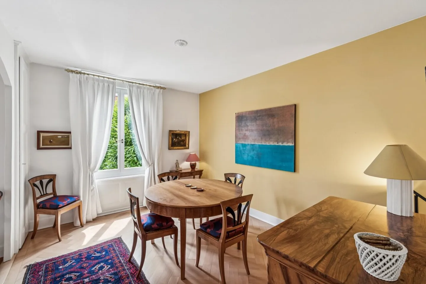 Villa con volumi generosi e intimità preservata nel cuore di Yverdon - Foto 4 di 12