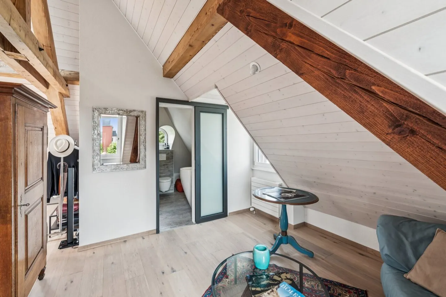 Villa con volumi generosi e intimità preservata nel cuore di Yverdon - Foto 3 di 12