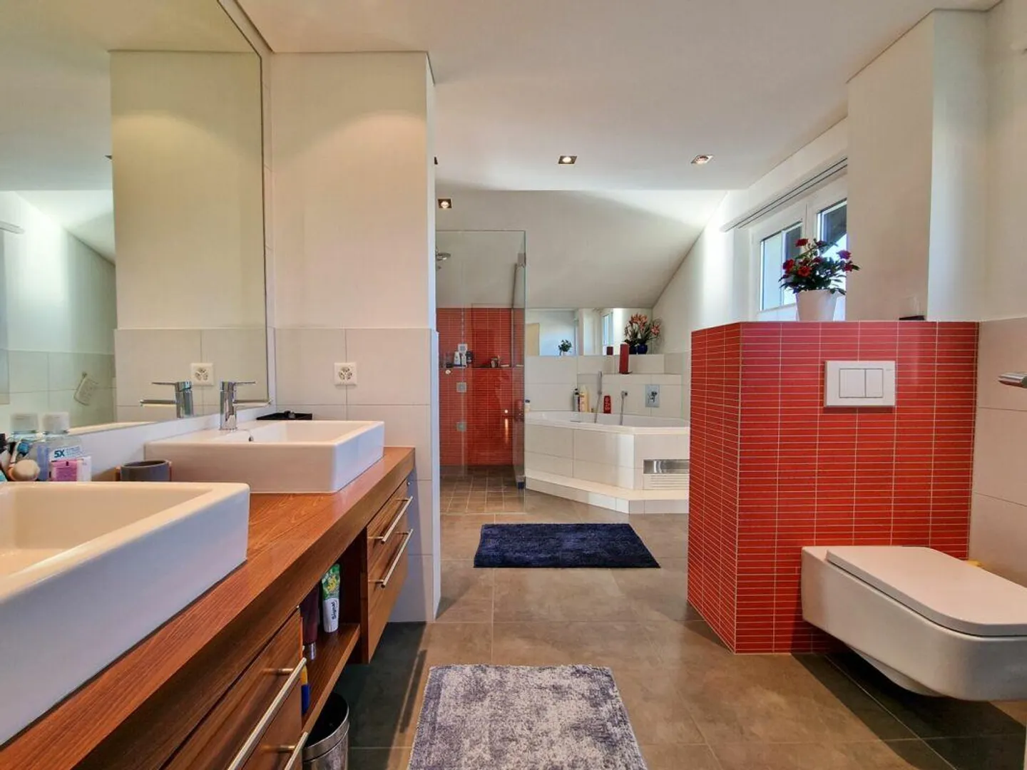 Dream family home with conservatory, fish/swimming pond and large garden - Photo 10 of 16