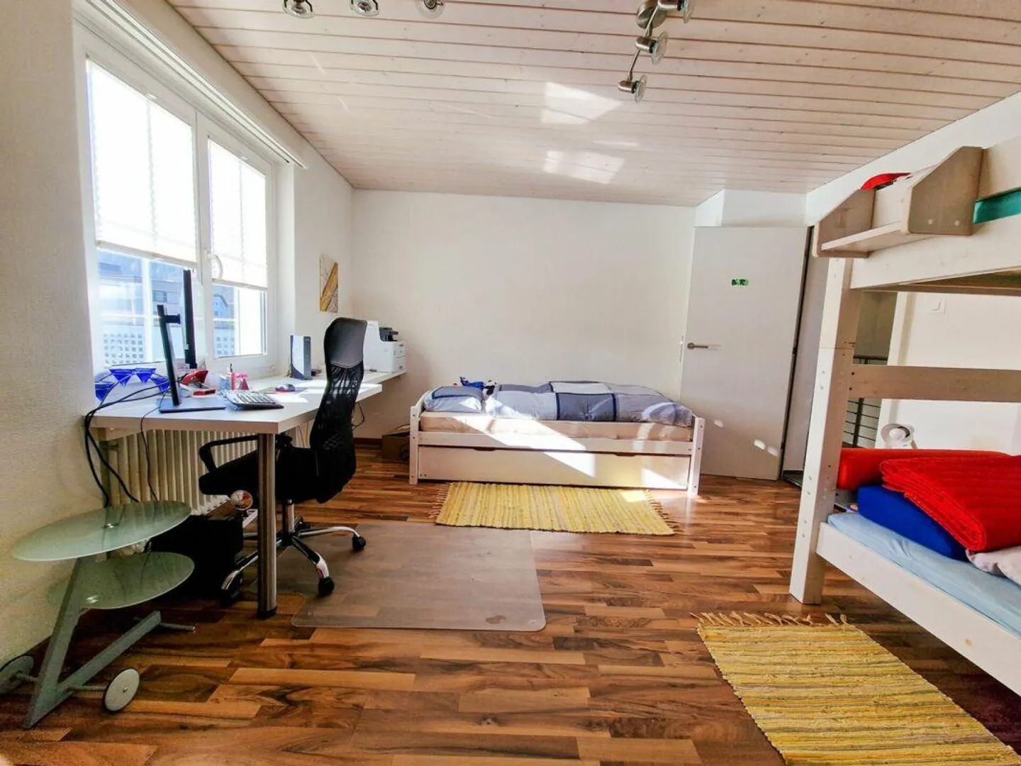 Dream family home with conservatory, fish/swimming pond and large garden - Photo 9 of 16