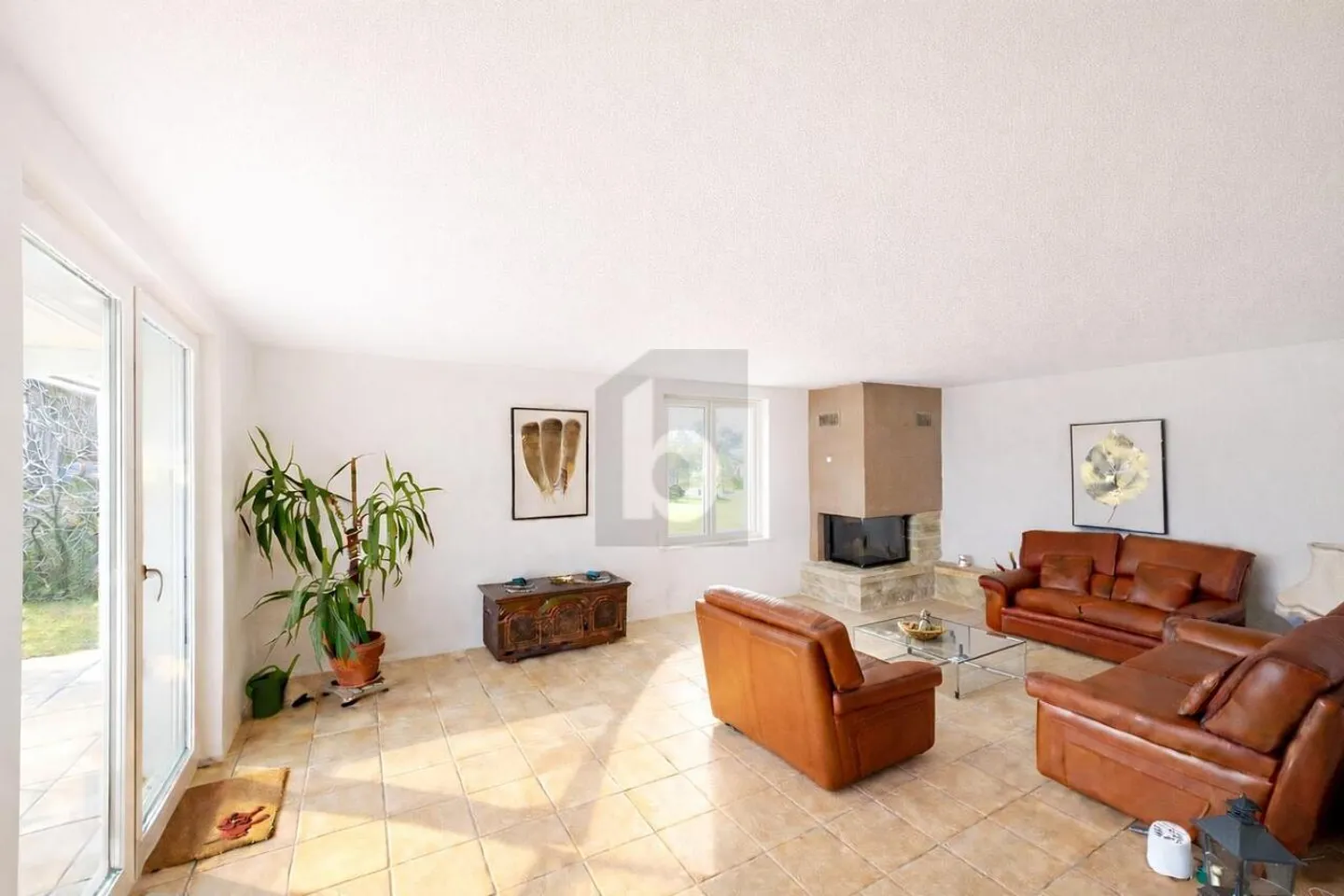 Spacious Villa with Garden - Photo 4 of 6